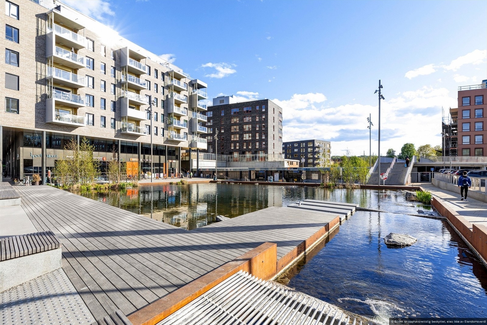Ensjø Torg er hjem til restauranter, butikker og kafeer, og fungerer som et naturlig samlingspunkt for både beboere og besøkende. Galleribilde