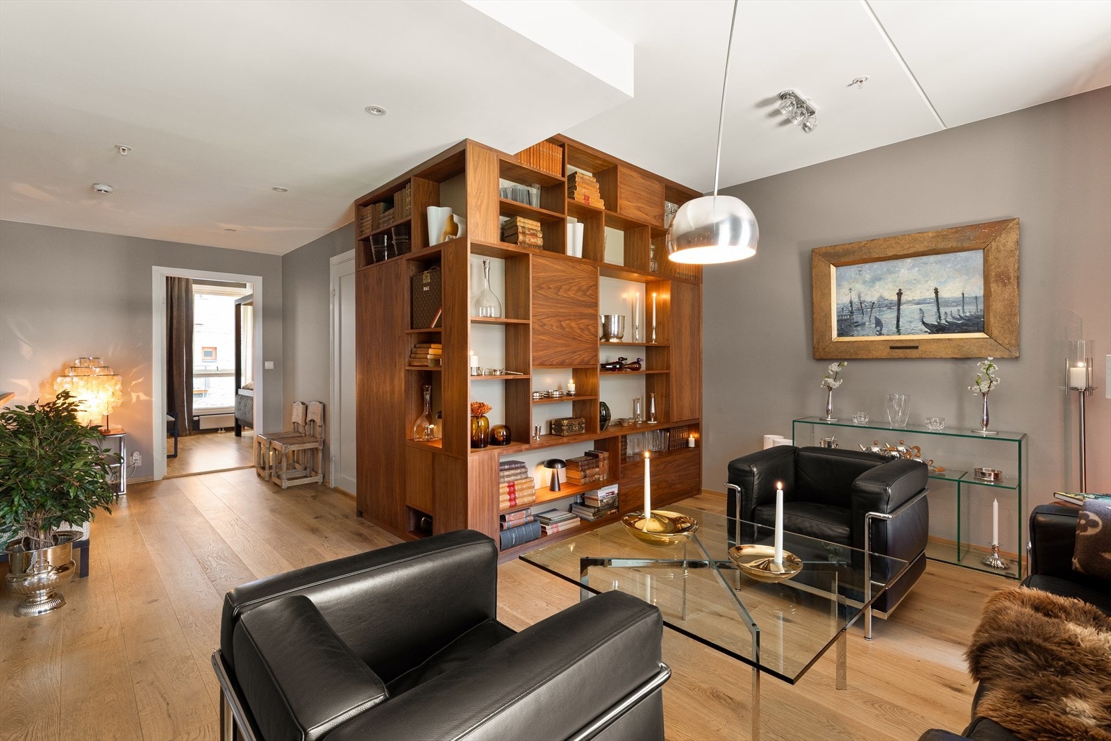 Videre tar man seg inn til hovedsoverom, og baderom. Samt walk-in-closet. Bak hyllen skjuler det seg tekniske installasjoner og generiske sikringsskap som nå er skjult med denne lekre løsningen. Galleribilde