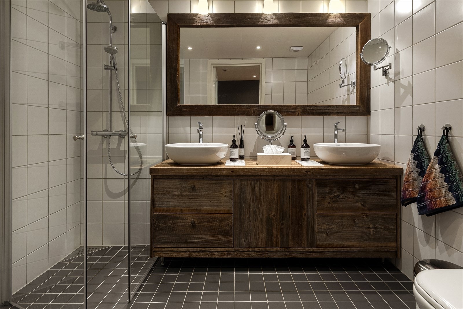 Hovedbadet med dobbel servant, lekker dusjnisje og vegghengt klosett. Smart oppbevaring i underskap. Galleribilde