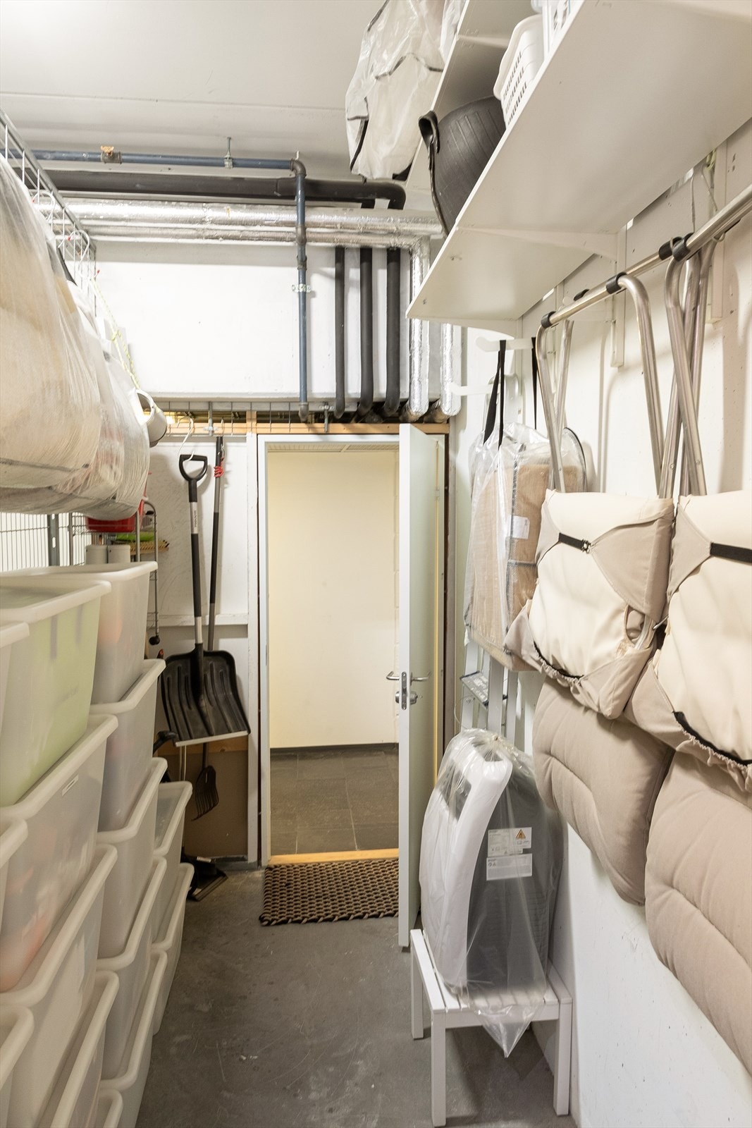 Romslig bod med adkomst direkte fra leilighet, med mulighet for gjennomgang til garasjeanlegget. Galleribilde