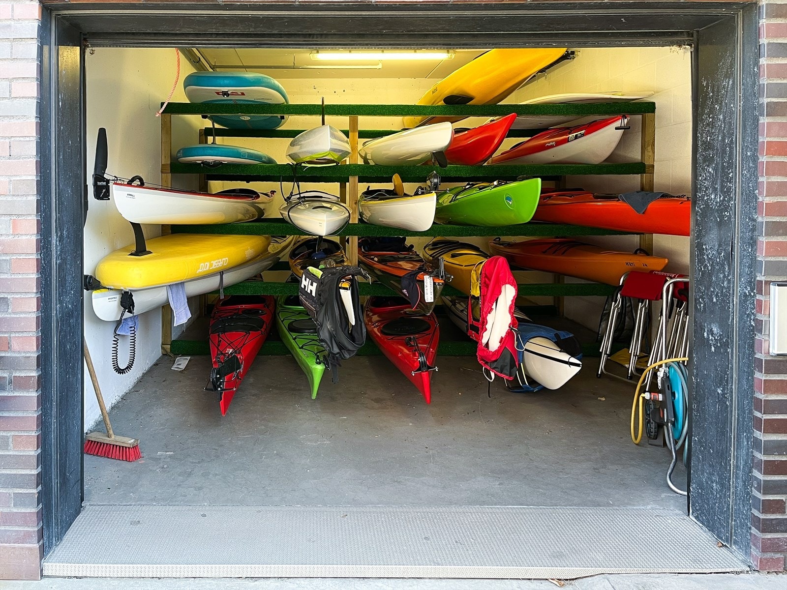 Sameiets kajakkrom, her kan man leie seg inn for 500kr i året. Galleribilde