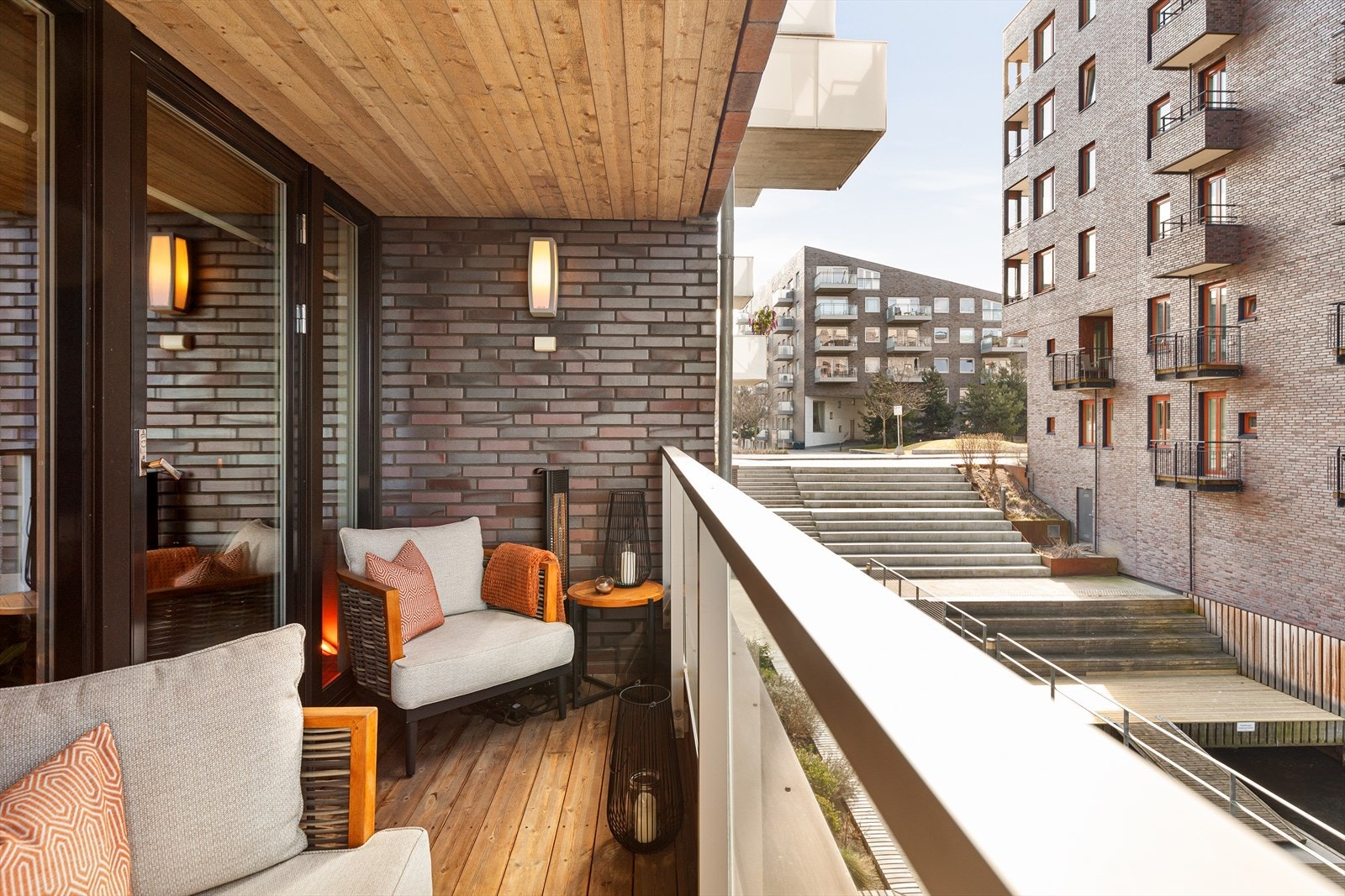 Sørengkaia er kjent for et urbant bomiljø. Boligen ligger flott tilbaketrukket i en kanalgang. Her er det minimalt med støy, og lite trafikk foran boligen. Galleribilde