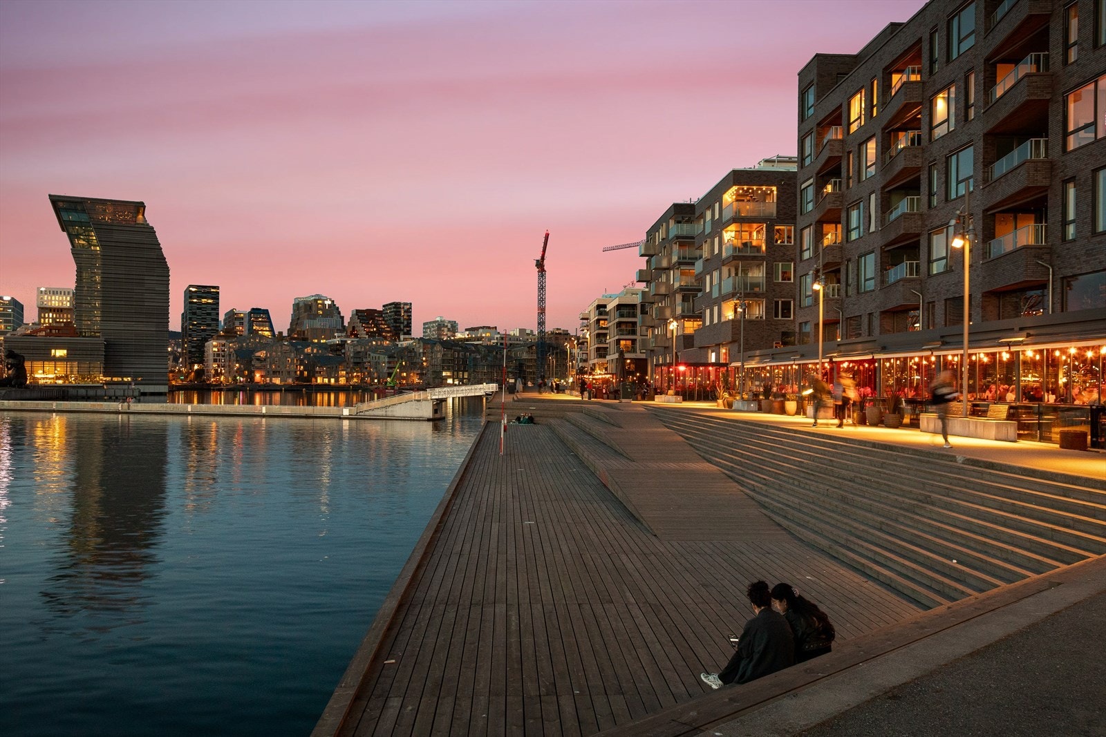 Nærområdet. Et yrende og urbant folkeliv. Området har stor vekst. Galleribilde