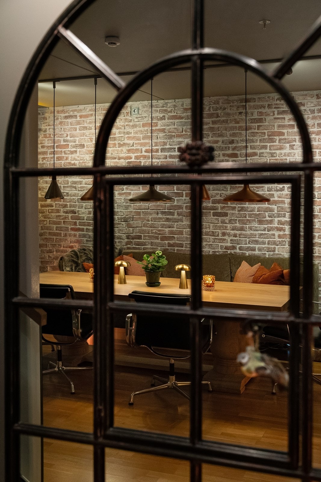 Stuen har en langstrakt utforming som går over i kjøkken i ene enden, og har direkte adkomst til balkong på i den andre. Galleribilde