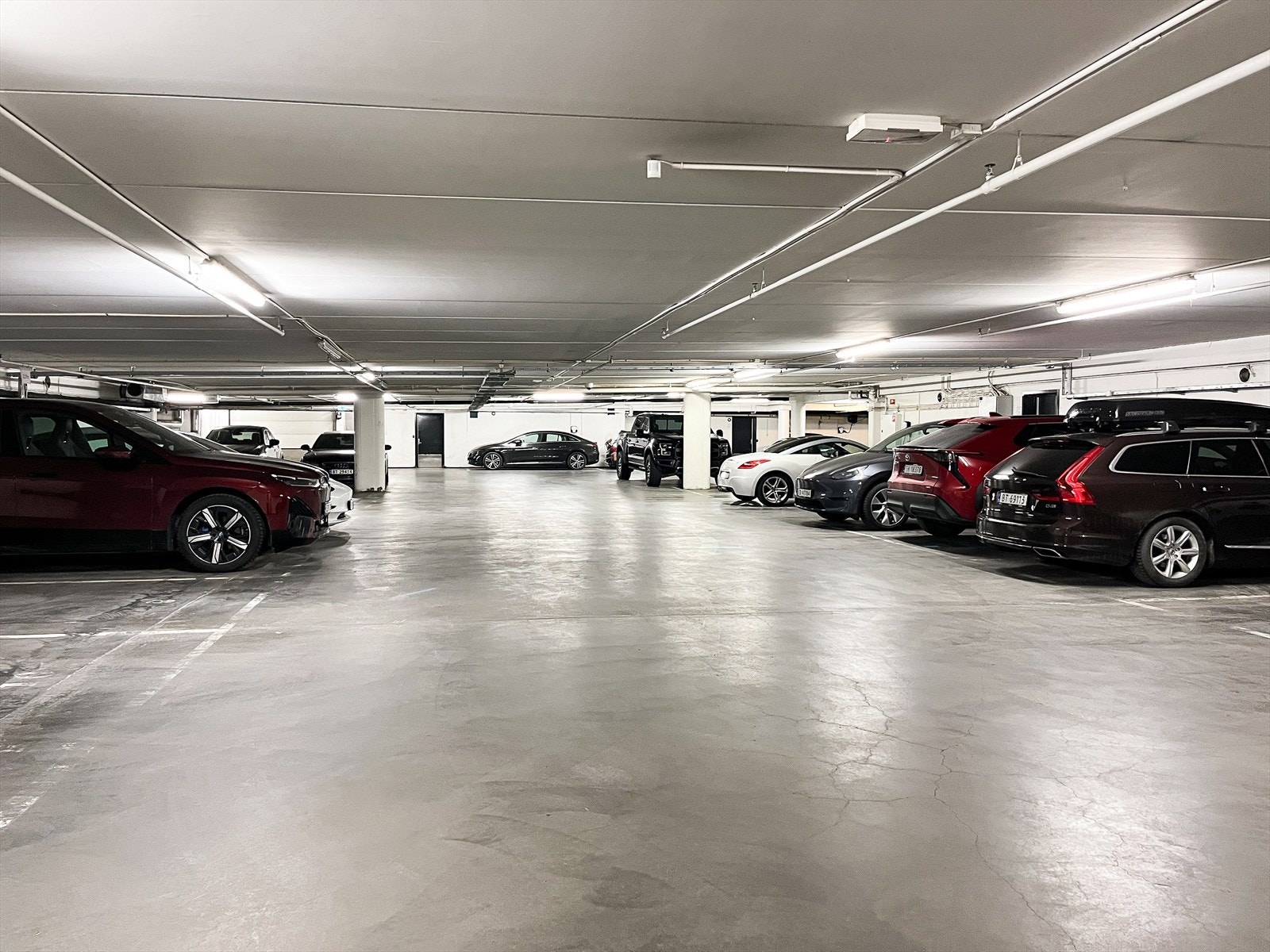 Garasjeanlegget. Her er det muligheter for både kjøp og leie av garasjeplass når muligheten byr seg. Galleribilde