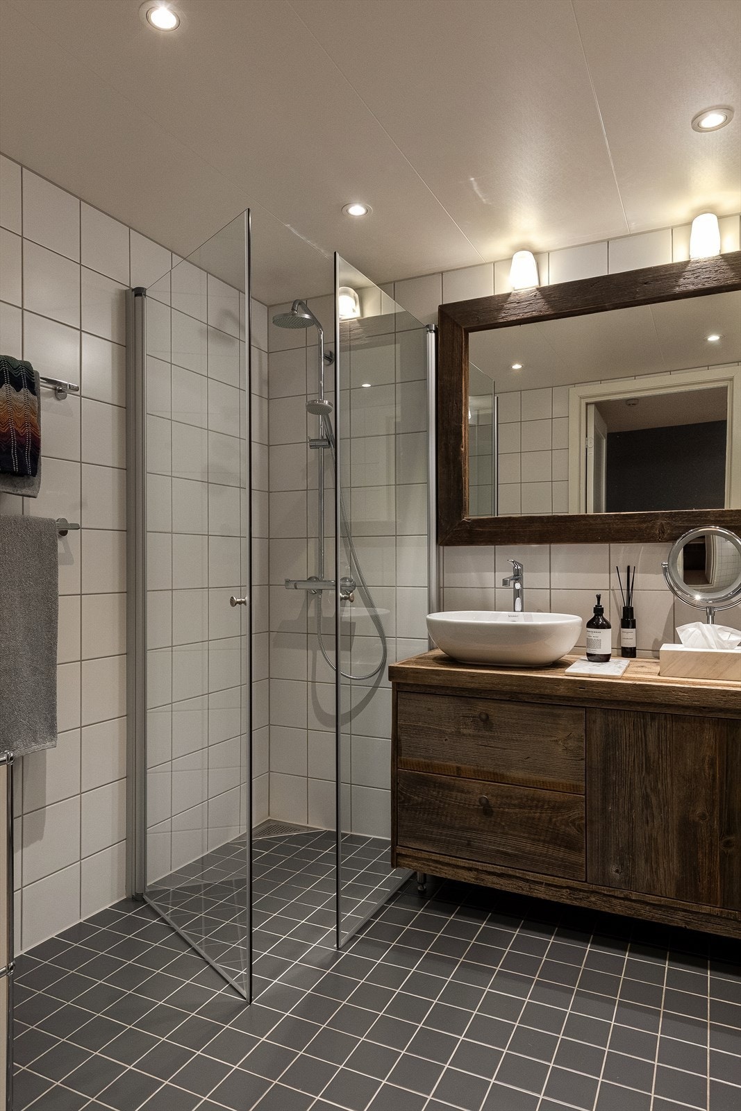 Varmekabler på gulv og spotter i tak. Galleribilde