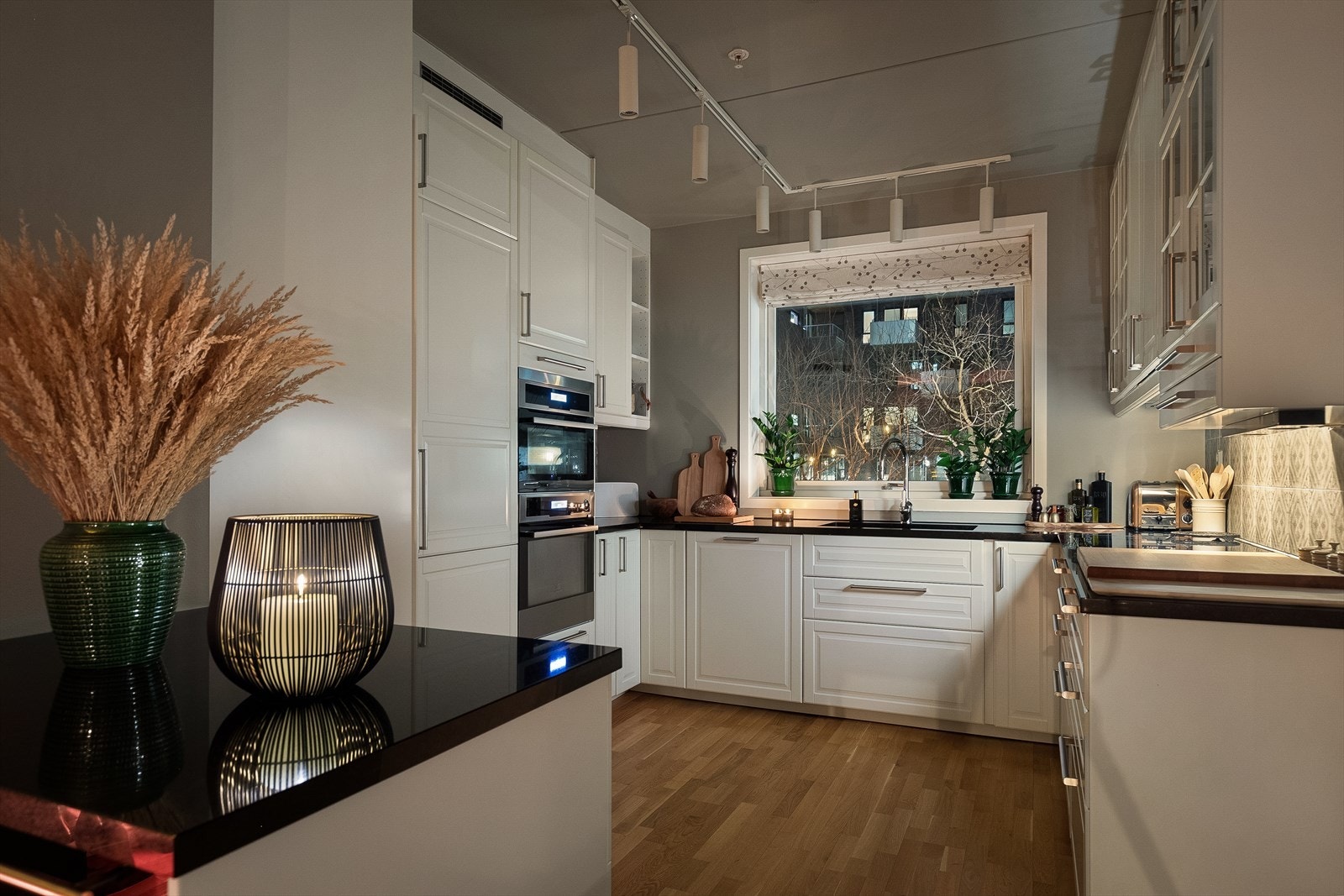 Kjøkkenet er smart og tidløst utformet. Her har man godt med benkeplass, samt store oppbevaringsmuligheter i over- og underskap. Galleribilde