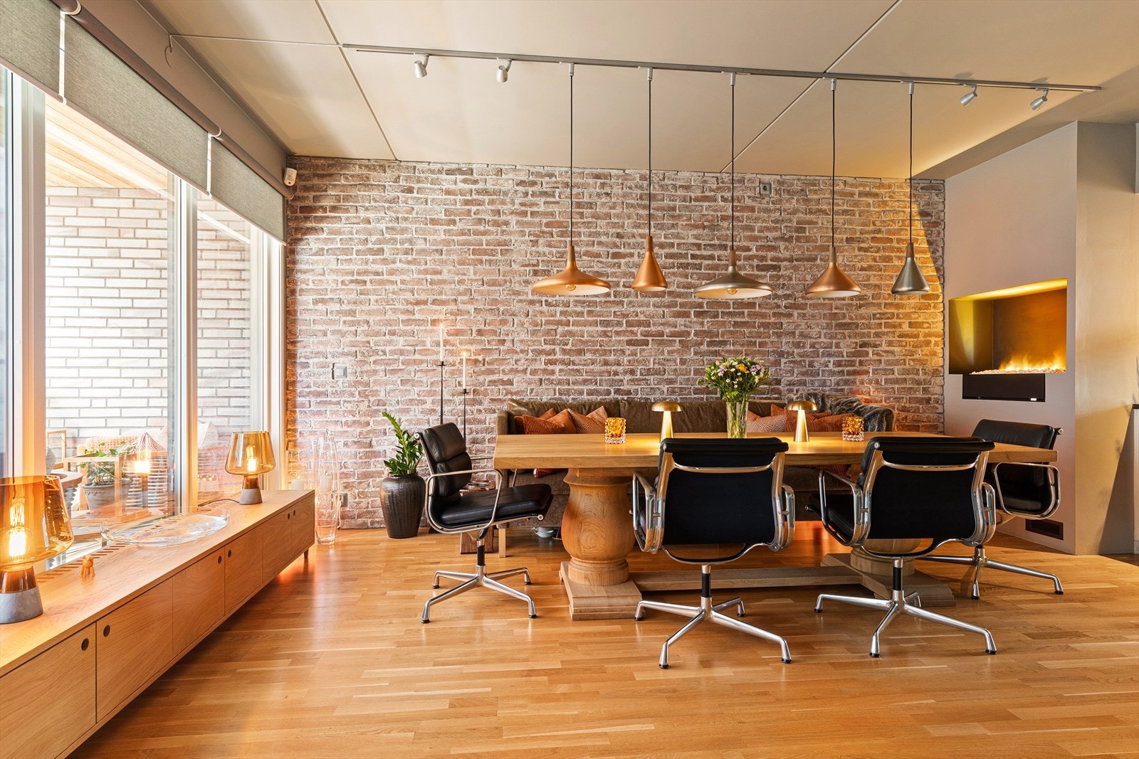 Rommet har god plass til stort møblement og rommer stort spisebord for de store middagene. Galleribilde