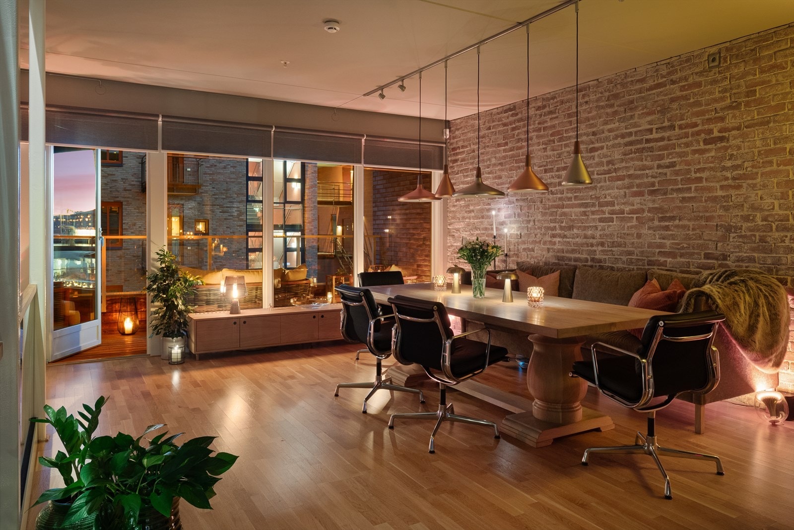 De store vinduene gir rikelig med dagslys om dagen, og et urbant og luftig preg om kvelden. Galleribilde