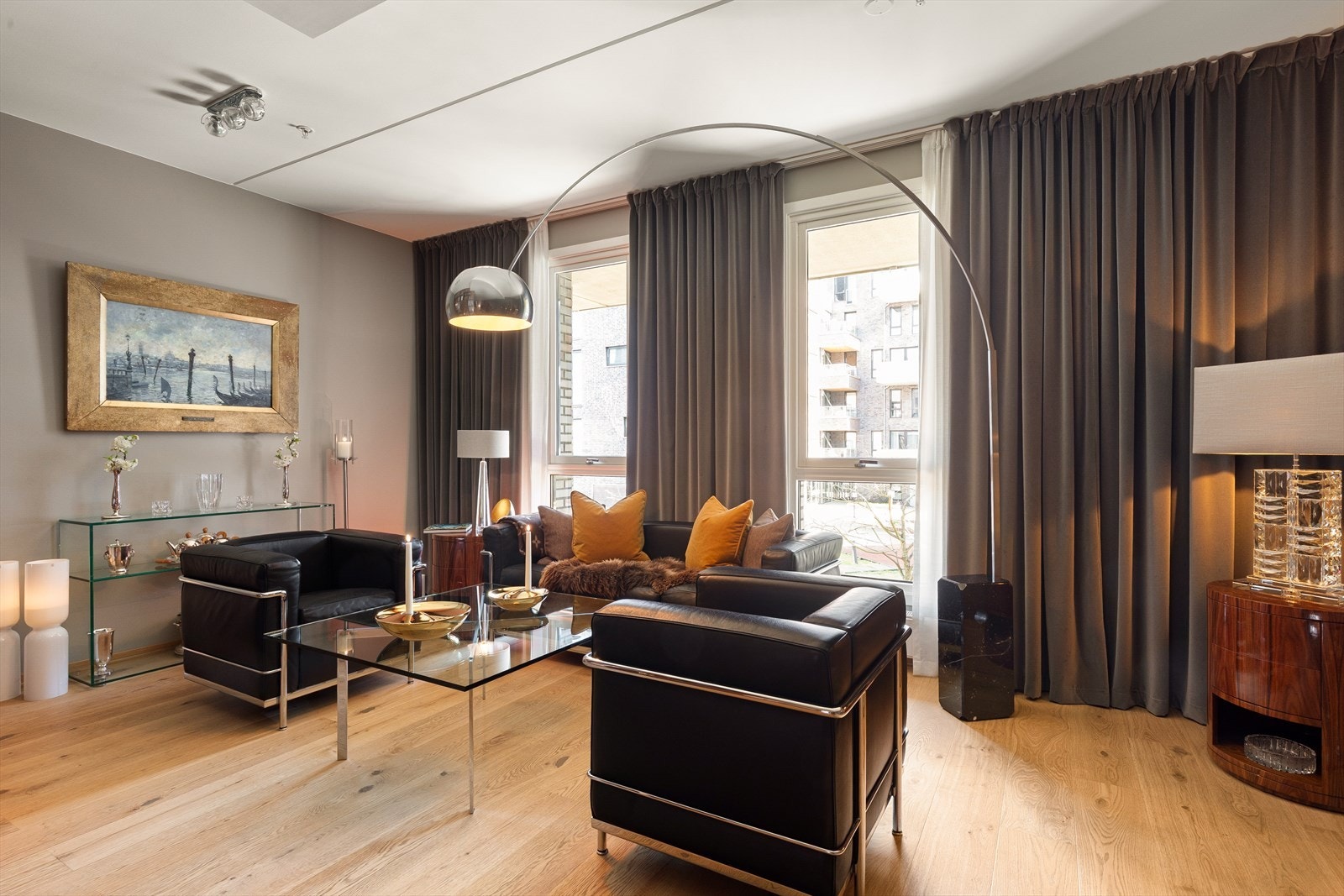 Rommet er i dag innredet i en stilsikker art-deco-stil som møter det skandinaviske. Eksklusive gardiner som kan medfølge salget ved forhandling. Galleribilde