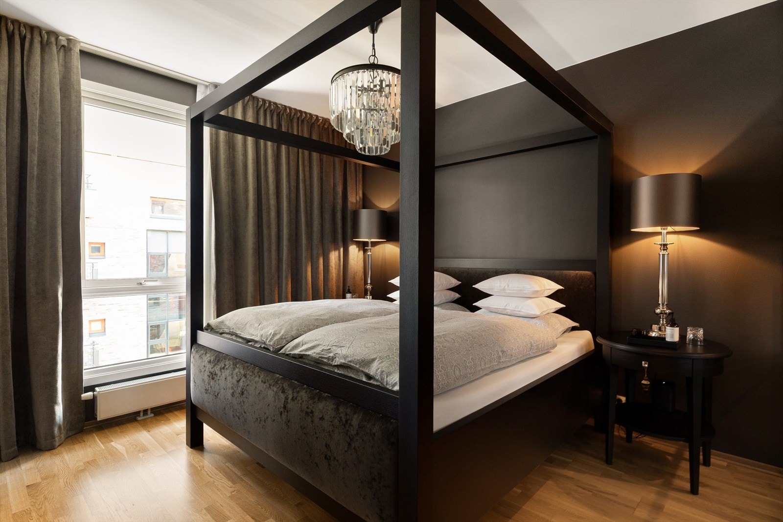 Hovedsoverom med hotellfølelse. Rommer stor seng, og har rikelig med garderobeplass. Galleribilde