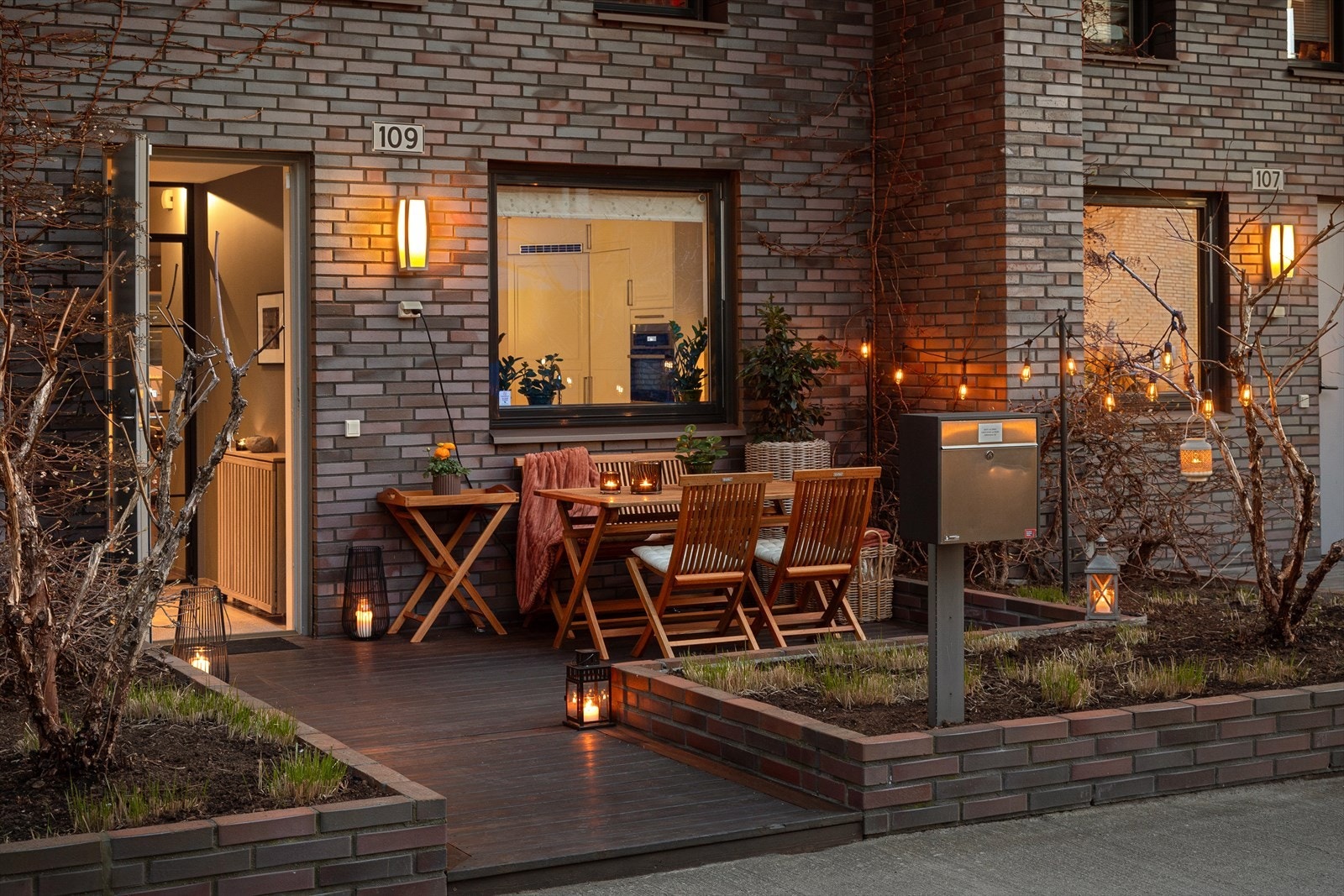 Kjøkkenet står i direkte sammenheng med en flott platting som om sommeren er en grønn oase. Galleribilde