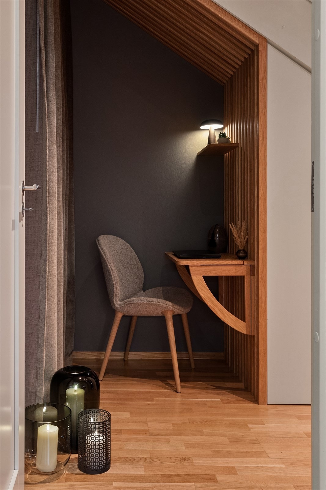 Kontornisjen er laget av møbelsnekker og konsollbordet er nedfellbart. Galleribilde