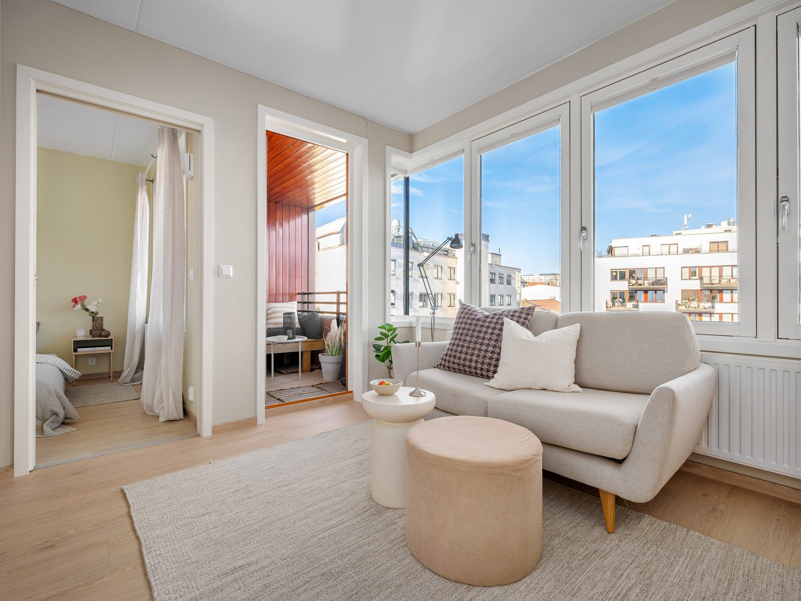 De store vindusflatene sørger for godt med lysinnslipp. Galleribilde