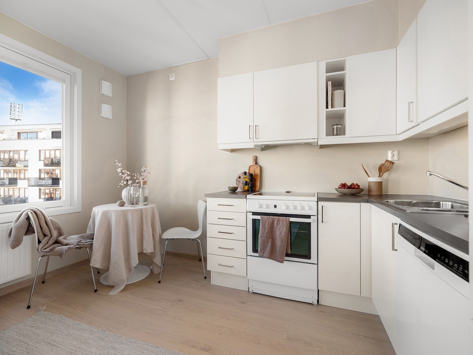 Kjøkkenet har en åpen og sosial planløsning mot stuen, og det er plass til spisebord ved vindu. Galleribilde