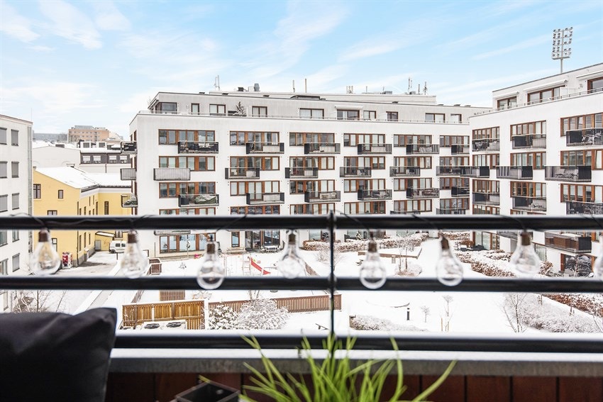 Fra balkongen og leiligheten er det trivelig utsyn mot sameiets bakgård. Galleribilde