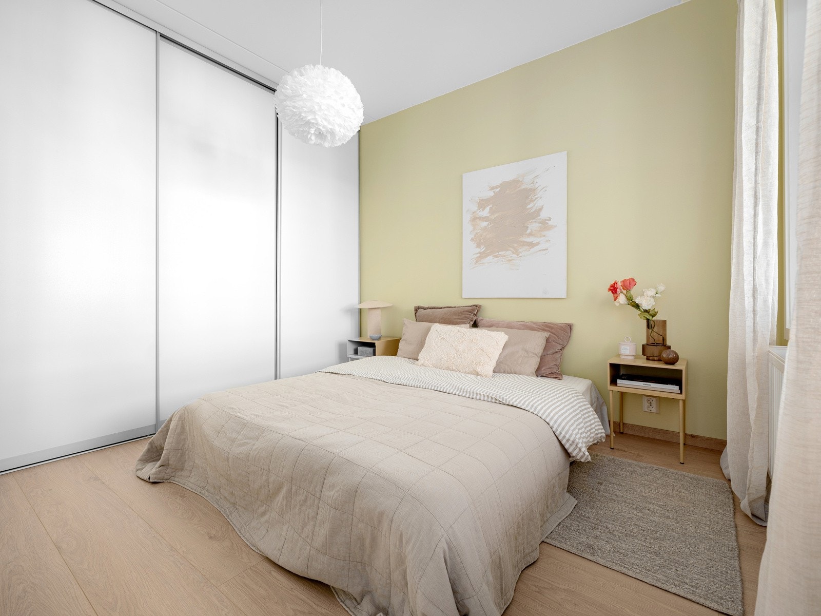 Soverommet er av god størrelse og har malte flater i smakfulle farger. Gulvet er belagt med laminat. Galleribilde