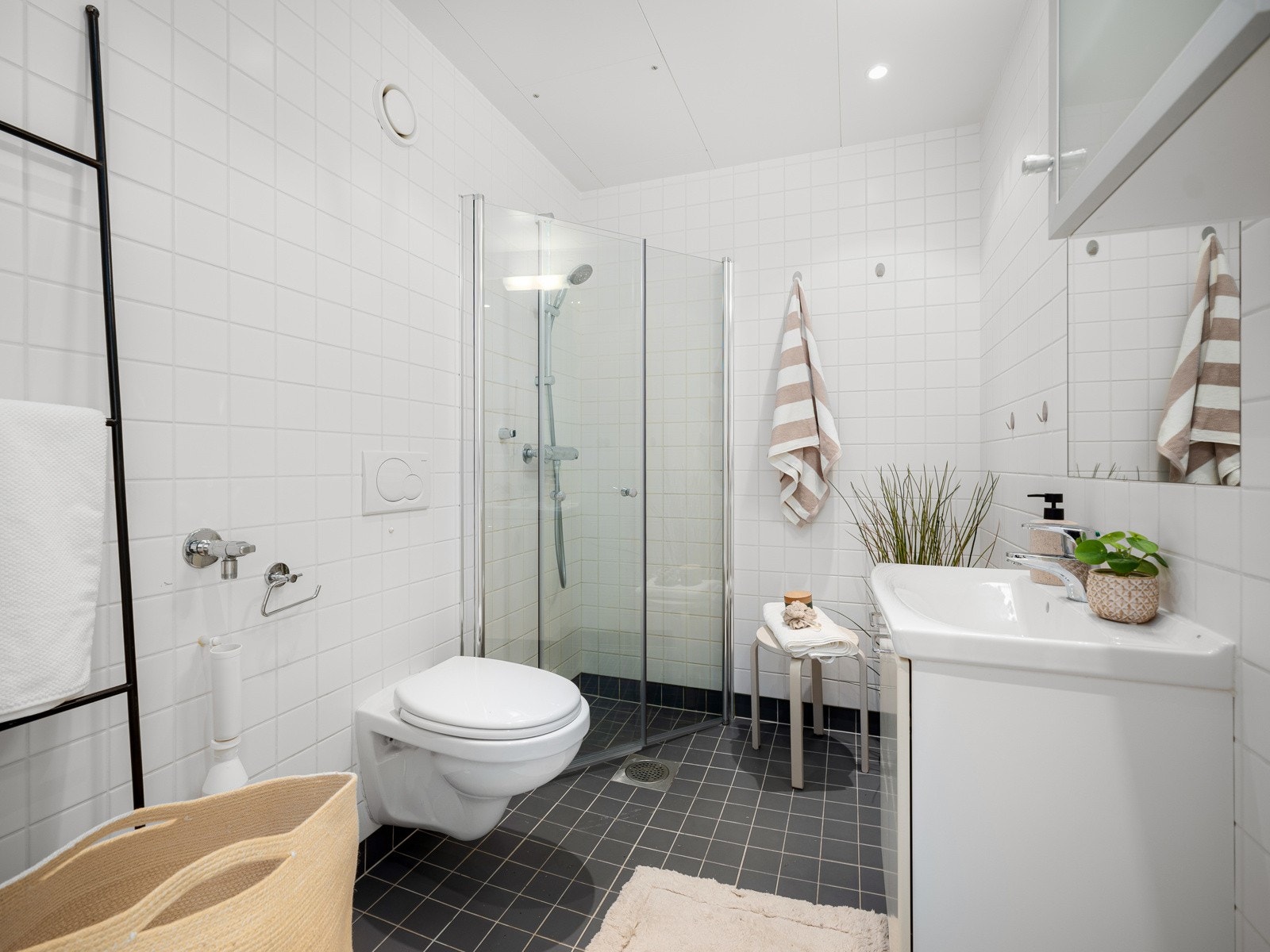 Pent og flislagt baderom fra 2006 med gulvvarme og plass/opplegg for vaskemaskin. Galleribilde