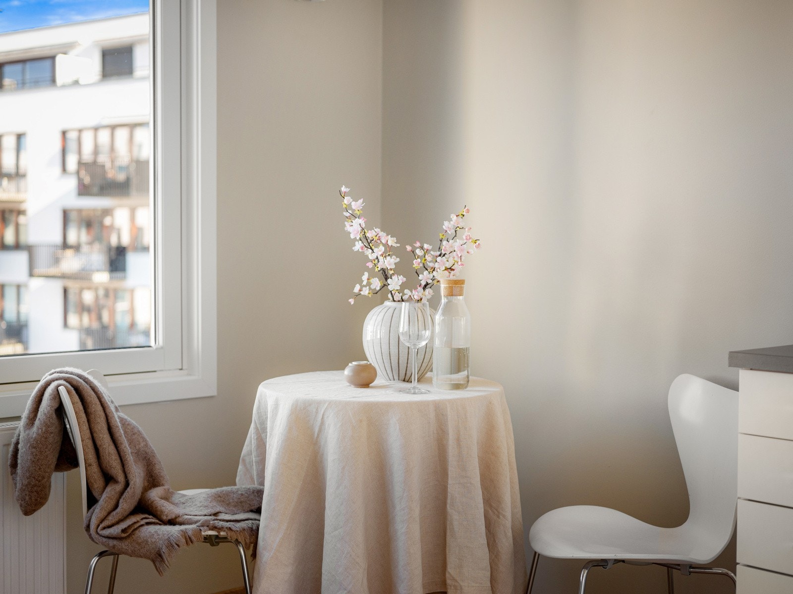 God plass til spisebord ved vinduet. Galleribilde