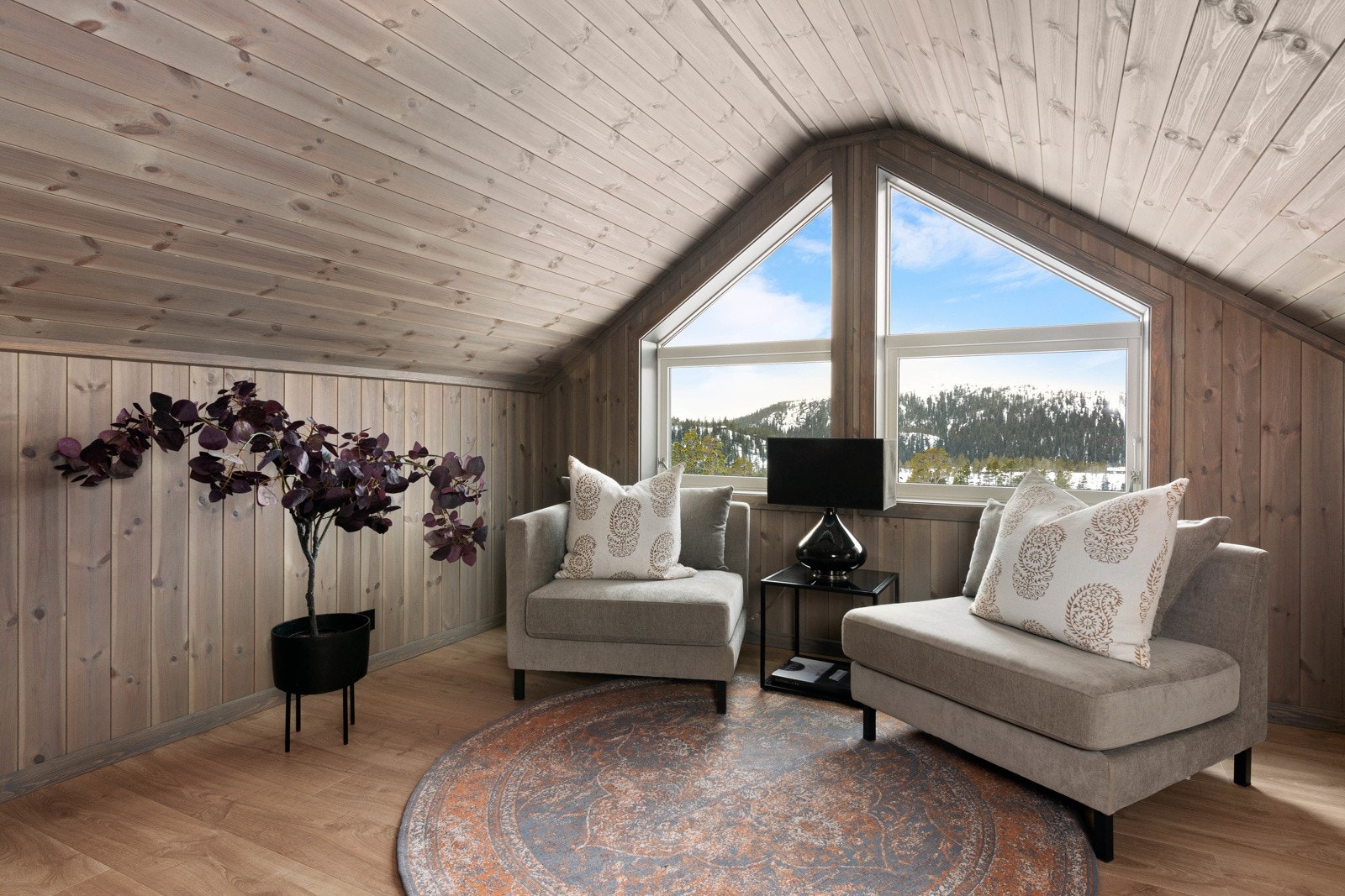 Stuen har enstavs laminatgulv, vegger og himling i beiset panel, samt god plass til en tv-lounge eller andre komfortmøbler. Galleribilde