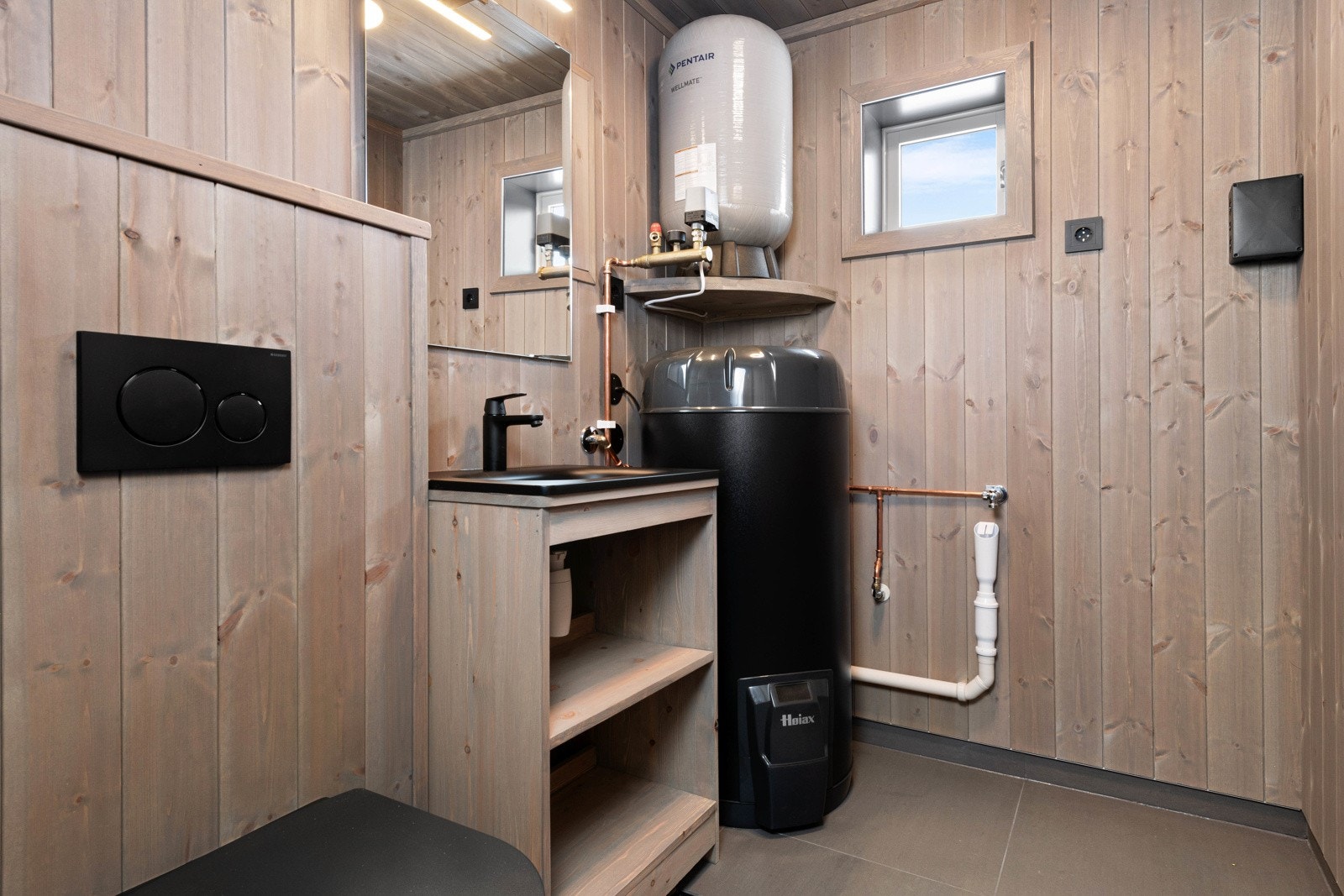 Hytta har også et ekstra toalettrom, men opplegg for vaskemaskin, varmtvannstank og trykktank. Galleribilde