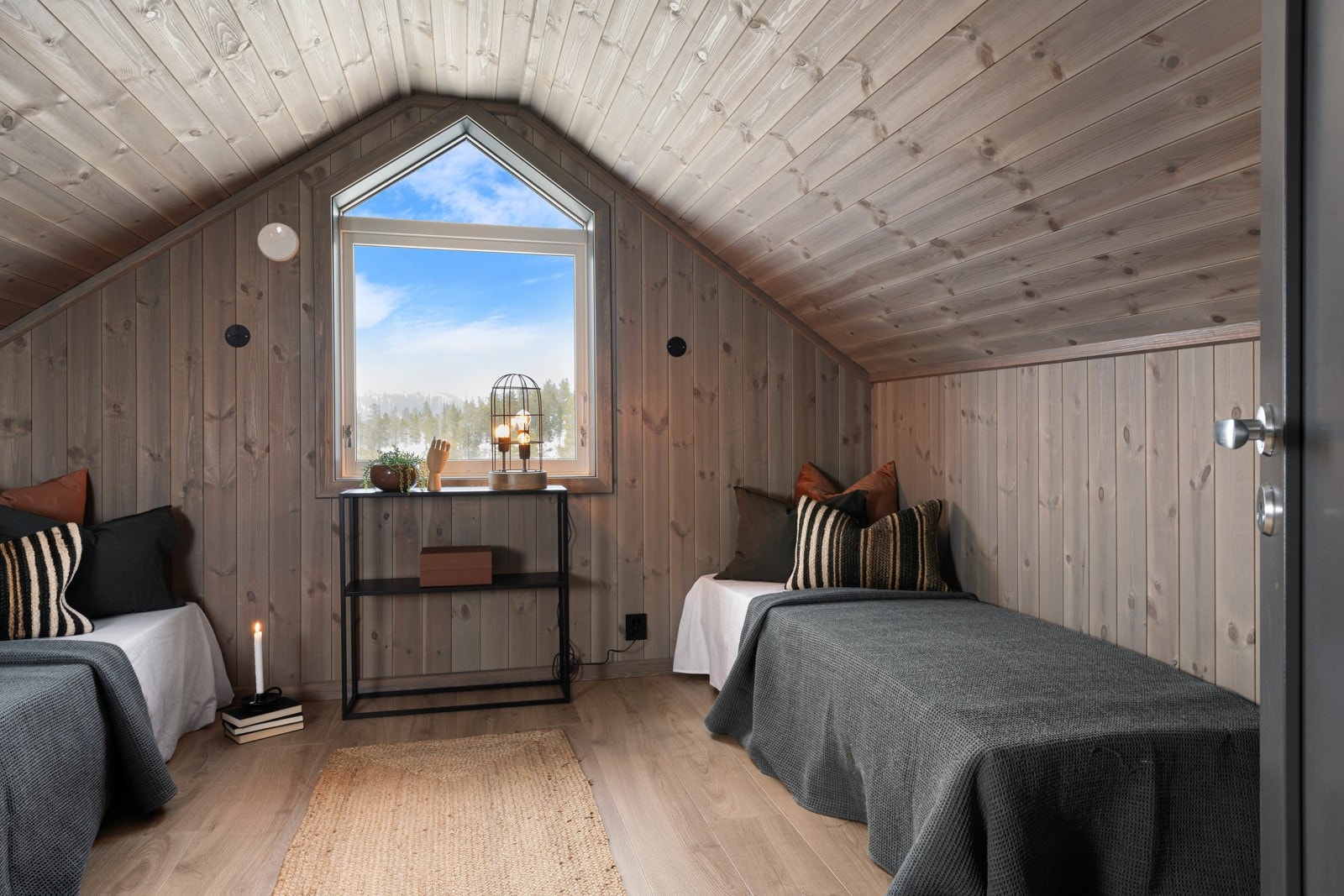 Alle rommene har enstavs laminatgulv, beisede vegger og tak i panel, samt godt dagslys og utsikt fra vinduer. Galleribilde