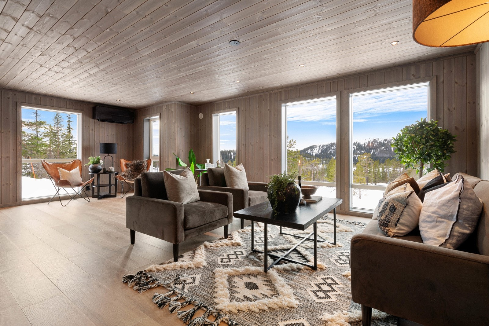 Stuen er luftig og lun med store vindusflater som fyller rommet med dagslys og ivaretar den flotte utsikten. Galleribilde