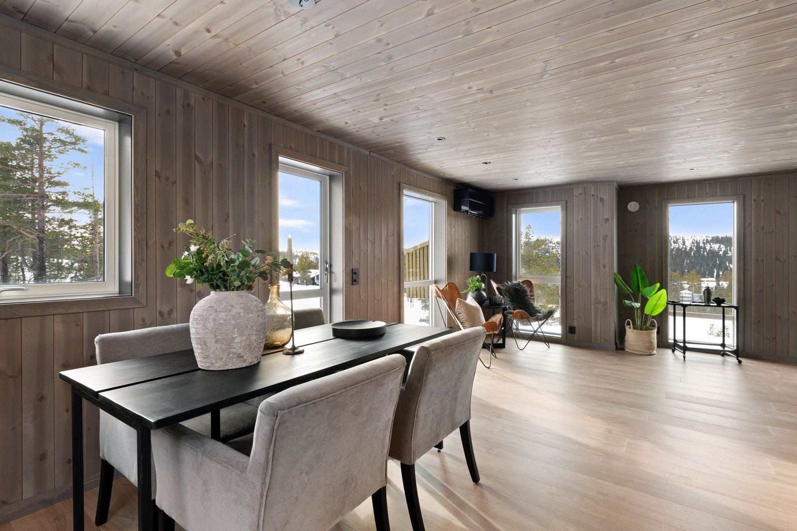 Det er naturlig plass til spisestue mellom kjøkken og stue. Galleribilde