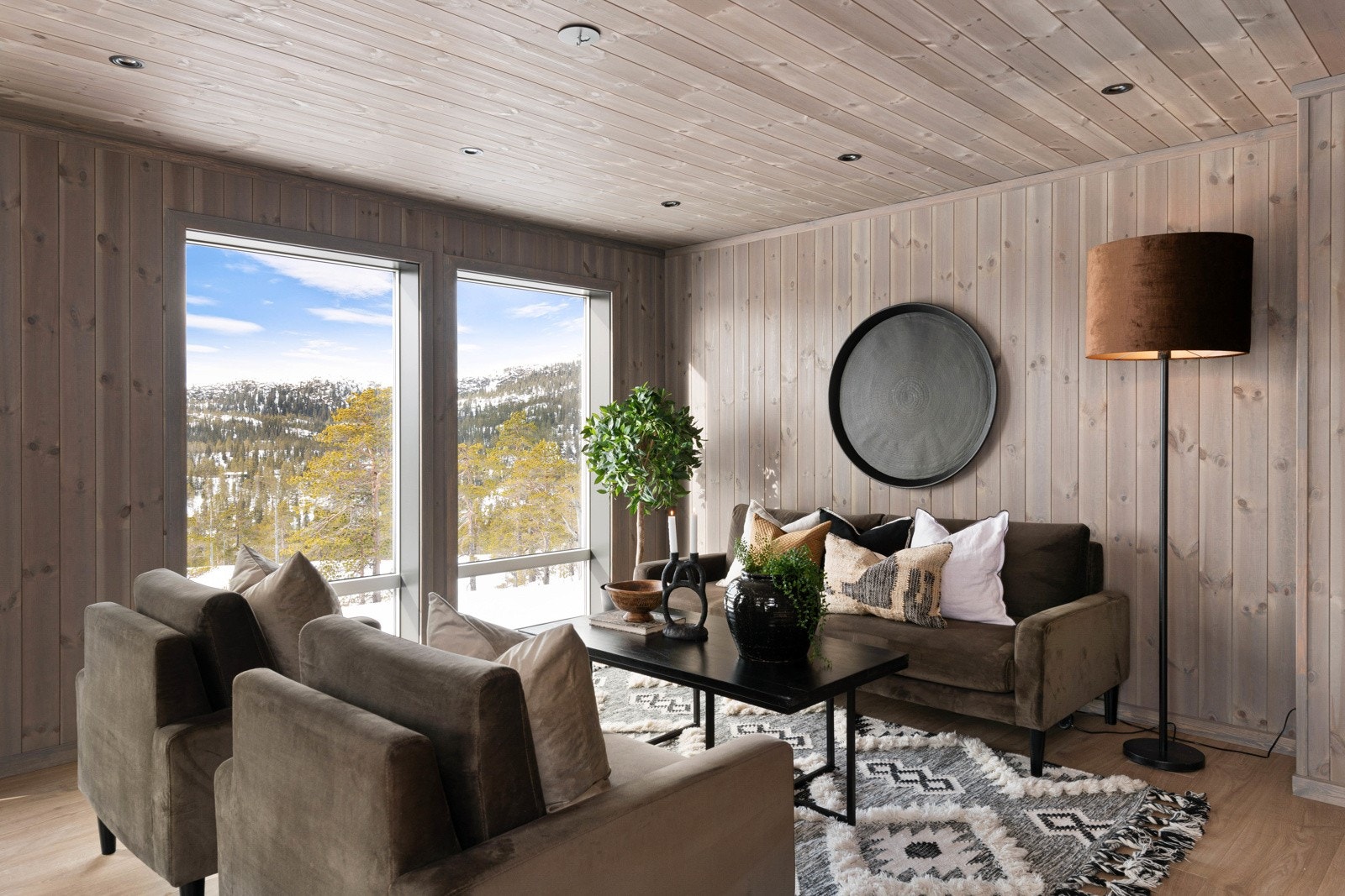 Det er god plass til møblering i flere soner - både sofagruppe, tv-krok og spisestue. Galleribilde