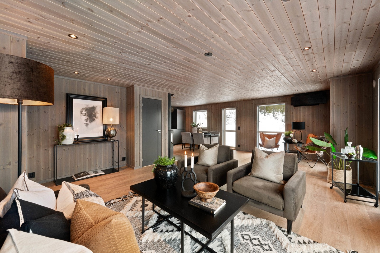 Fra stuen er det utgang til hagen og åpen løsning til et moderne kjøkken Galleribilde