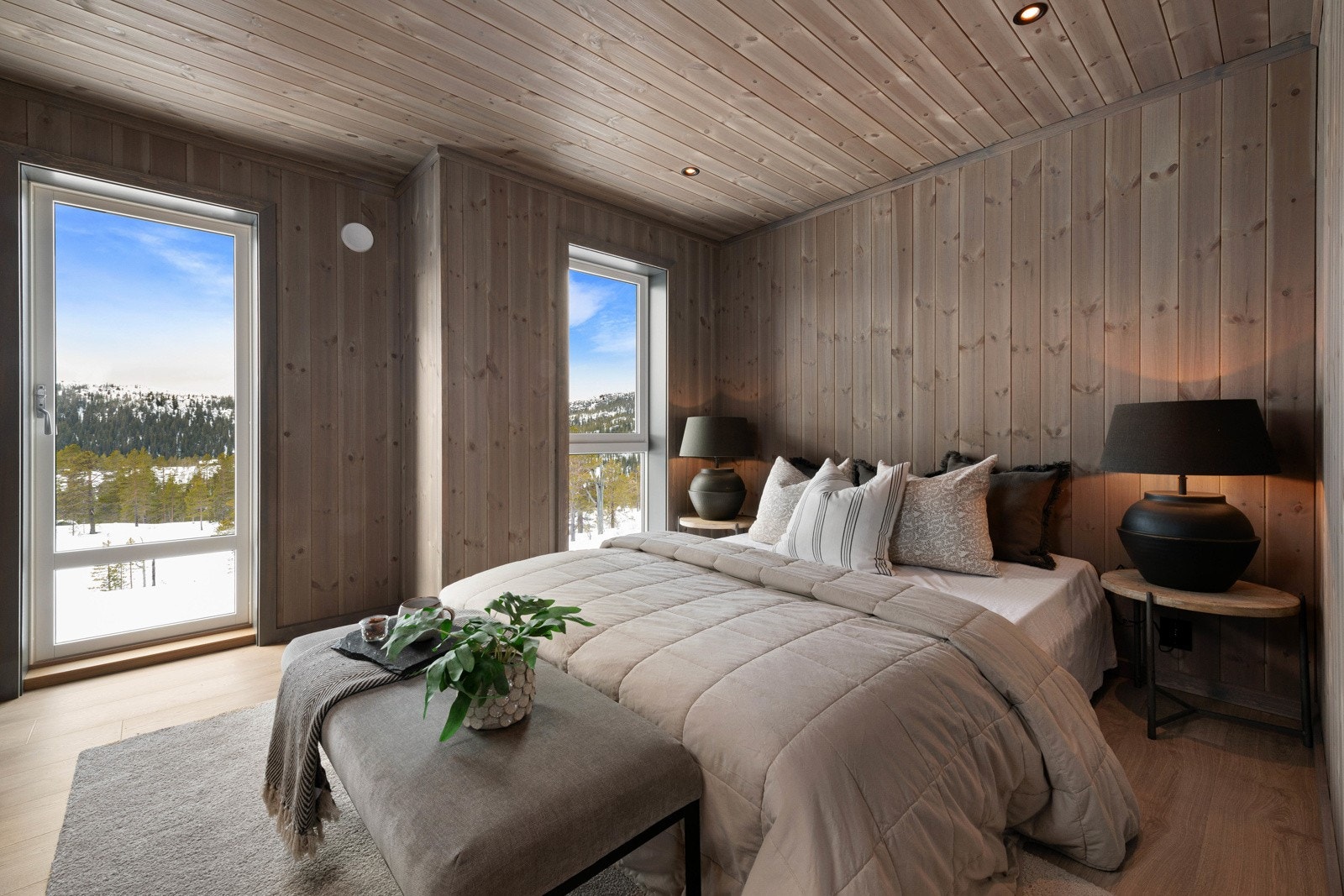 Hytta har totalt fire soverom, noe som gir mange sengeplasser. Galleribilde