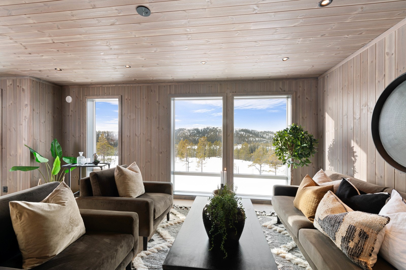 Hytta ligger høyt plassert i terrenget, på en solrik tomt med fantastisk utsikt over fjellheimen Galleribilde