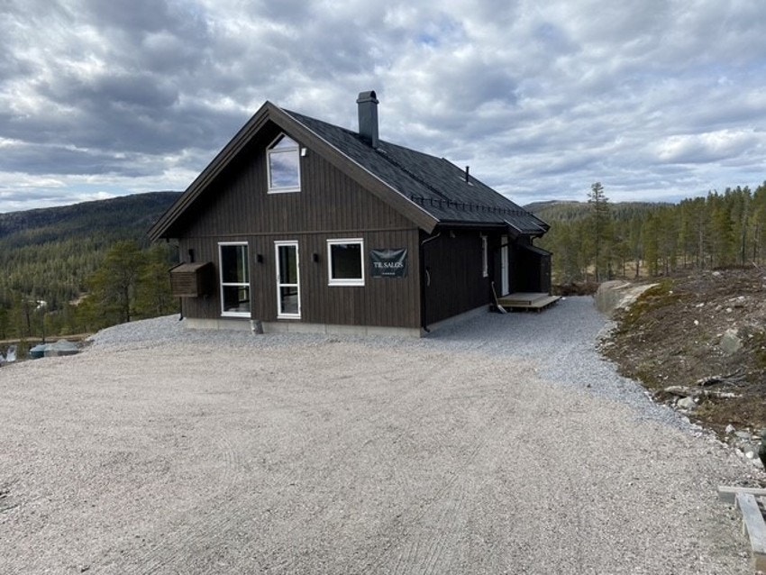 Velkommen til en ny og moderne hytte fra 2024 med høy komfort, store vinduer og usjenert beliggenhet på Søtelifjell, nær Trillemarka. Galleribilde