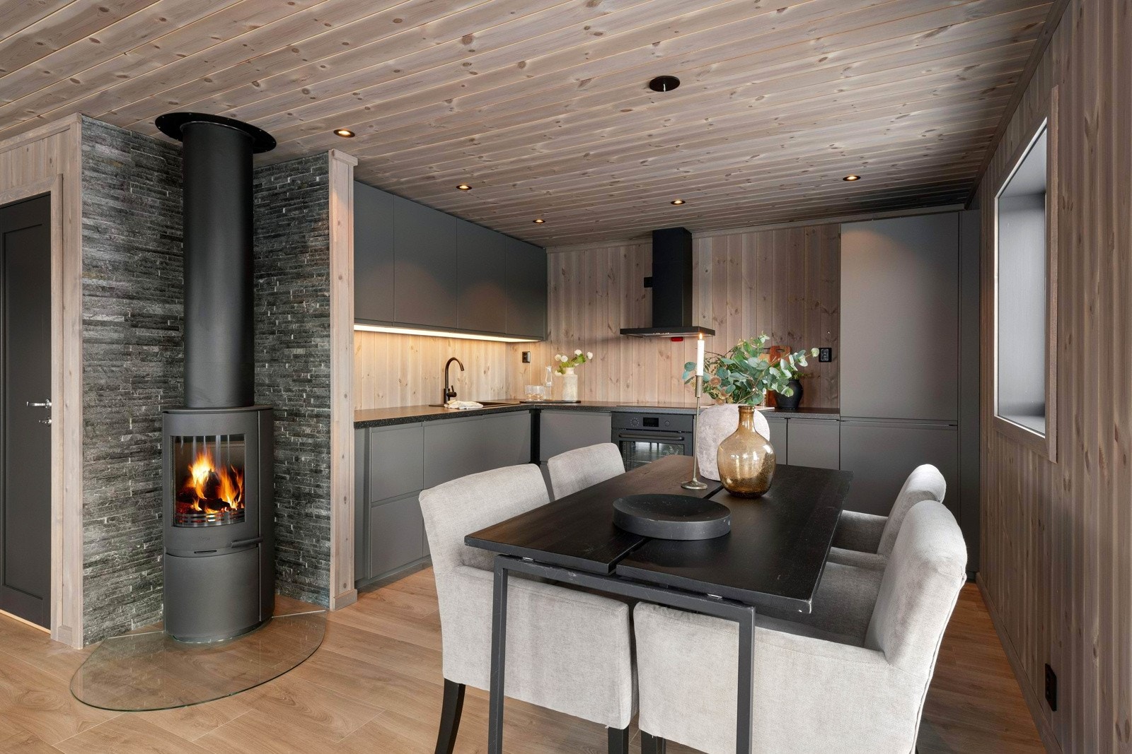 Kjøkkenet er tilbaketrukket plassert i en praktisk L-form, innerst i stuen. Galleribilde