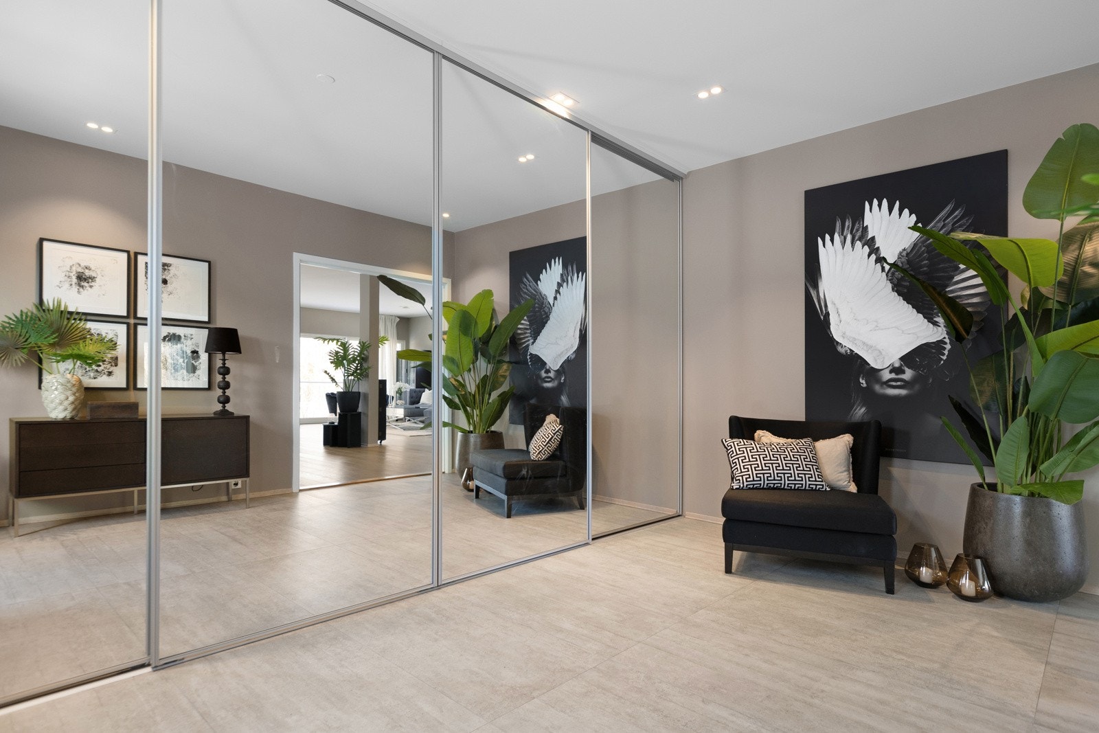 Boligen har en romslig og innbydende entré som setter standarden for resten av boligen. Galleribilde