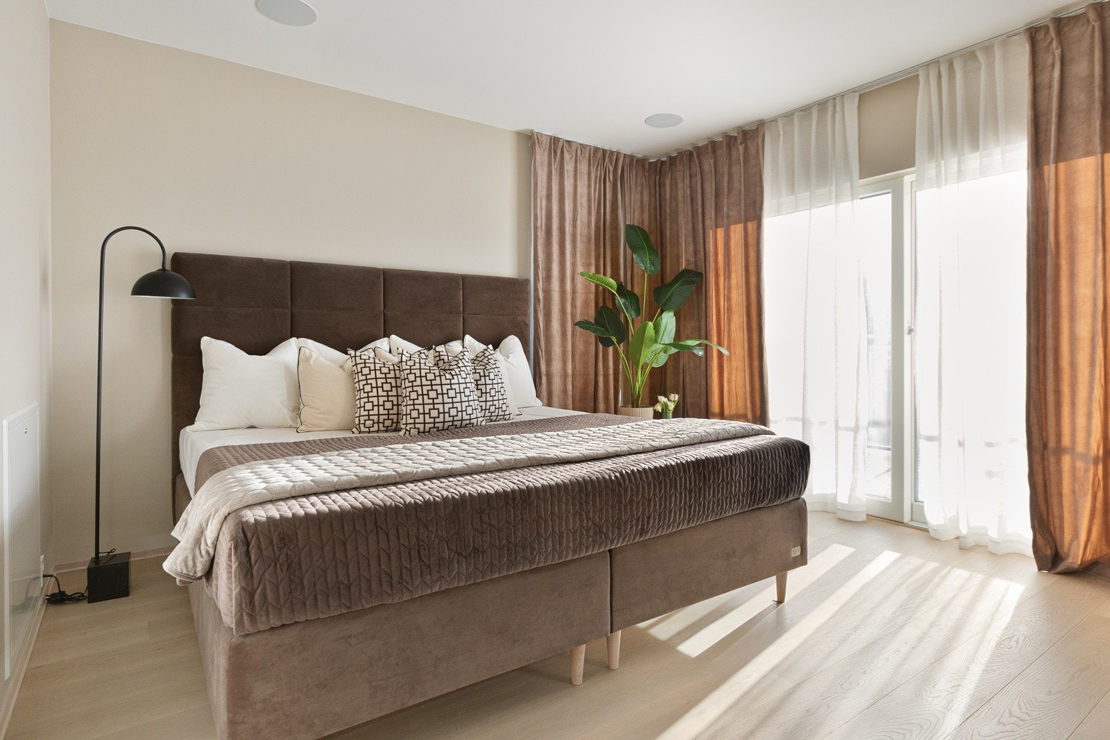 I etasjen finner du tre store soverom, alle med elegant parkettgulv med gulvvarme og moderne, malte overflater. Galleribilde