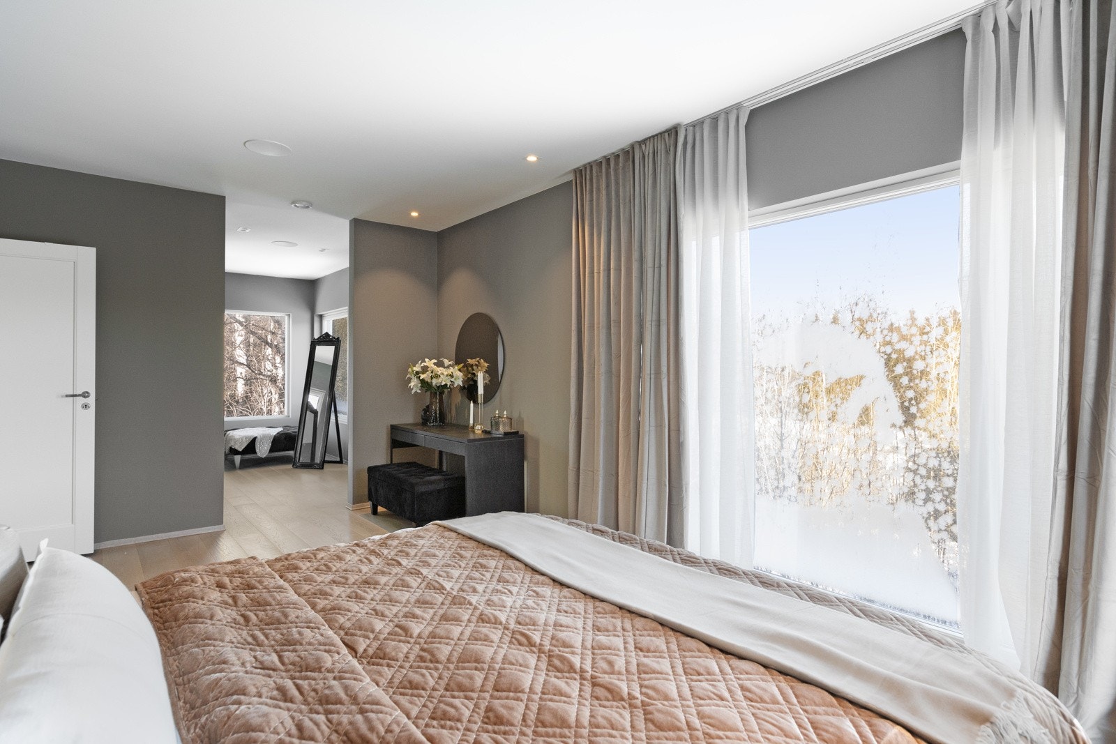 Rommet har god plass til dobbeltseng, nattbord på begge sider og øvrig møblement. Galleribilde