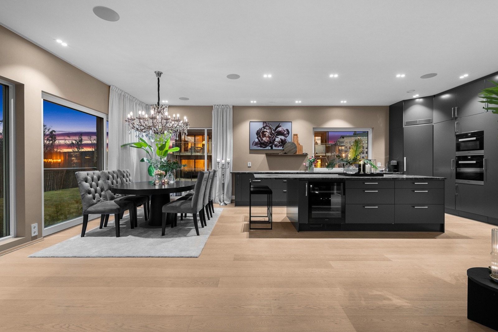 De store vinduene kan åpnes for å skape en fransk balkongløsning, som slipper inn rikelig med dagslys og gir en luftig følelse. Galleribilde