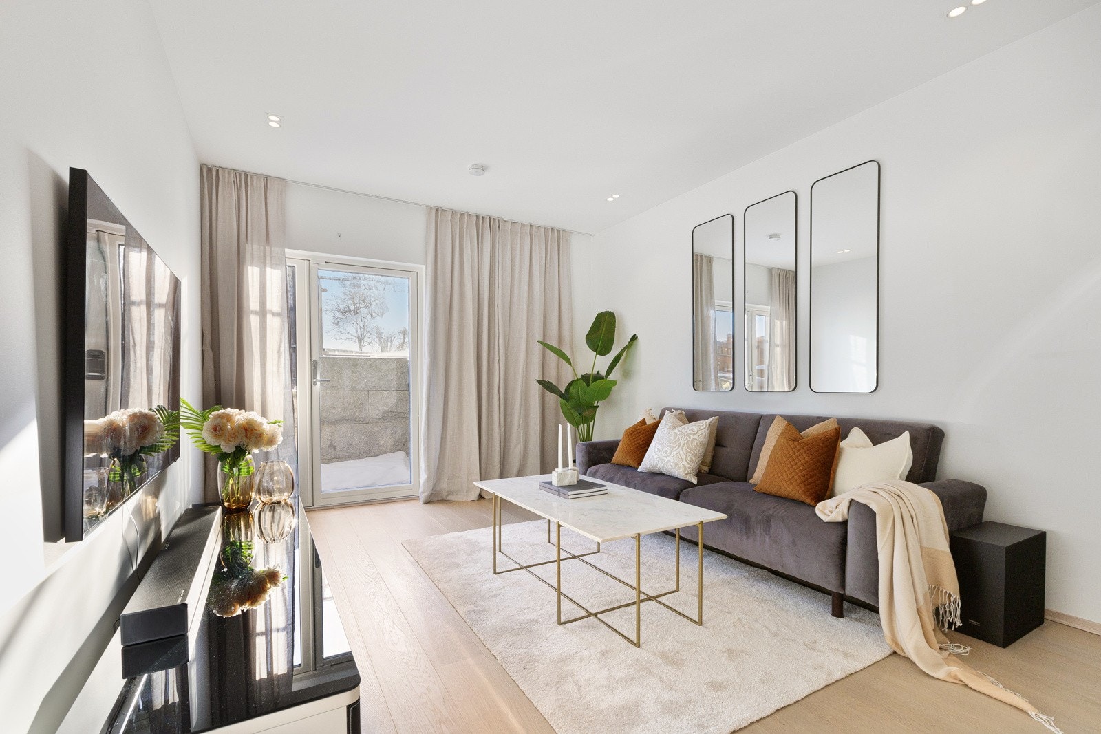 Den romslige underetasjen tilbyr et fleksibelt rom som kan benyttes både som stue og soverom, tilpasset dine behov. Galleribilde