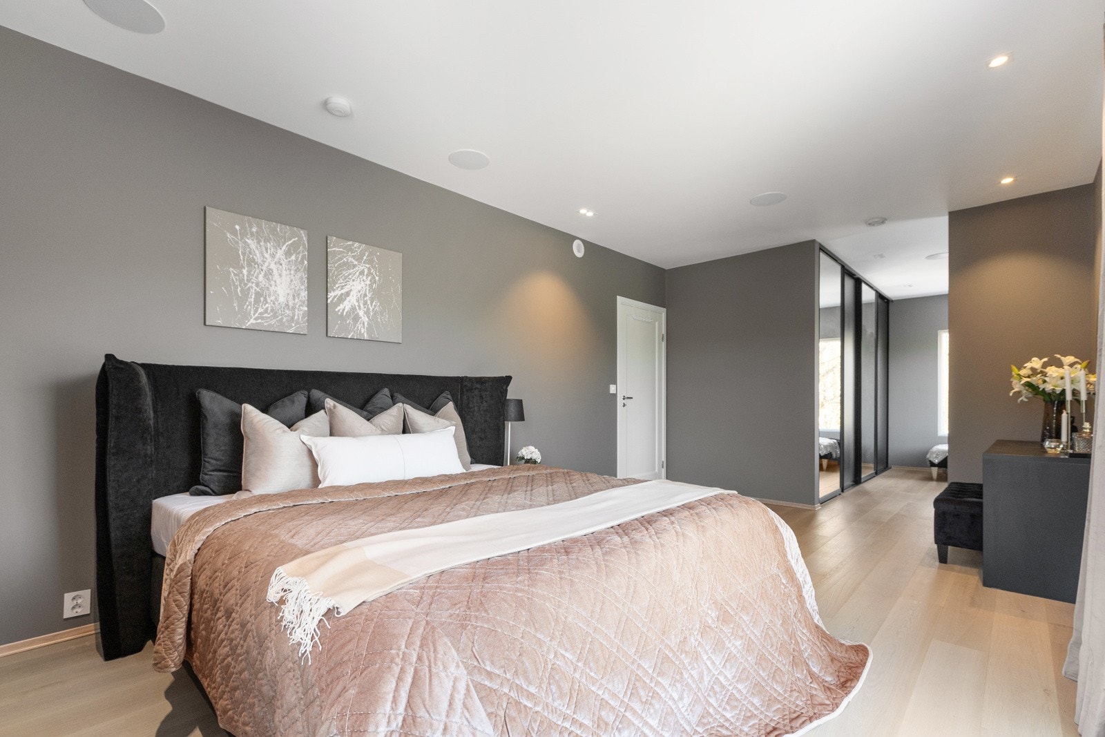 Det andre soverommet imponerer med et romslig walk-in closet med skyvedørsgarderobe. Galleribilde