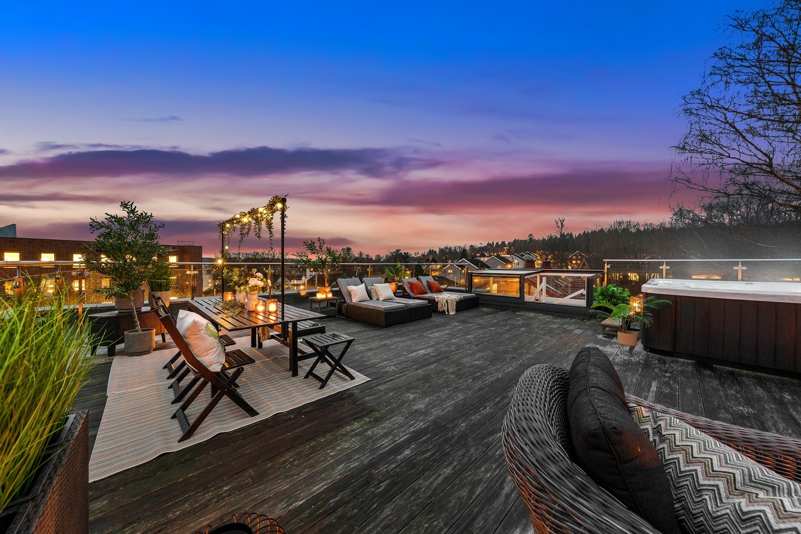 Fantastisk takterrassen på ca. 72 kvm med holdbart Kebony på dekk, og rekkverket er i elegant glass som gir en luftig og eksklusiv følelse. Galleribilde