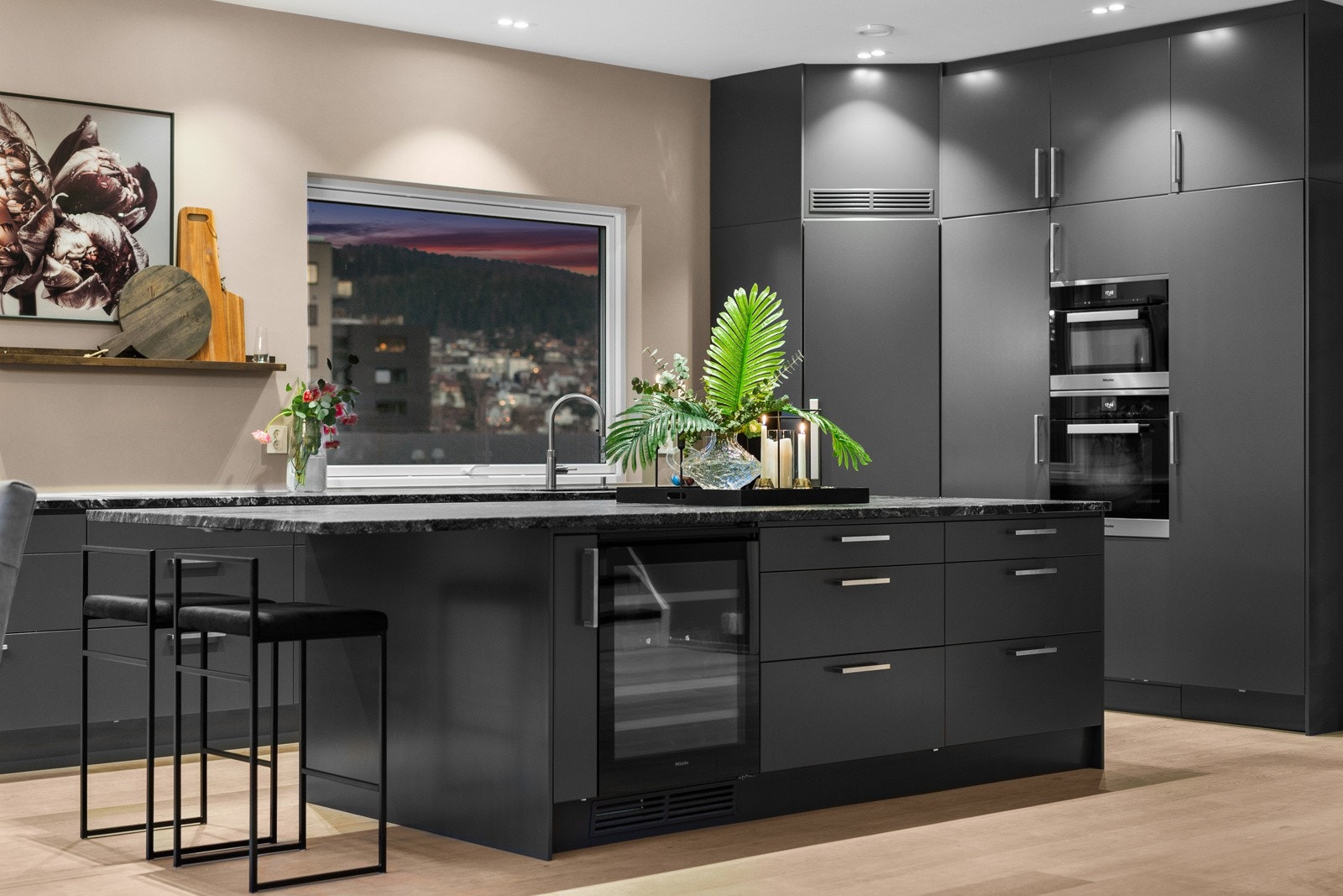 Kjøkkenet er av høy kvalitet og betydelig påkostet med innredning fra Drømmekjøkken og integrerte hvitevarer fra Miele. Galleribilde