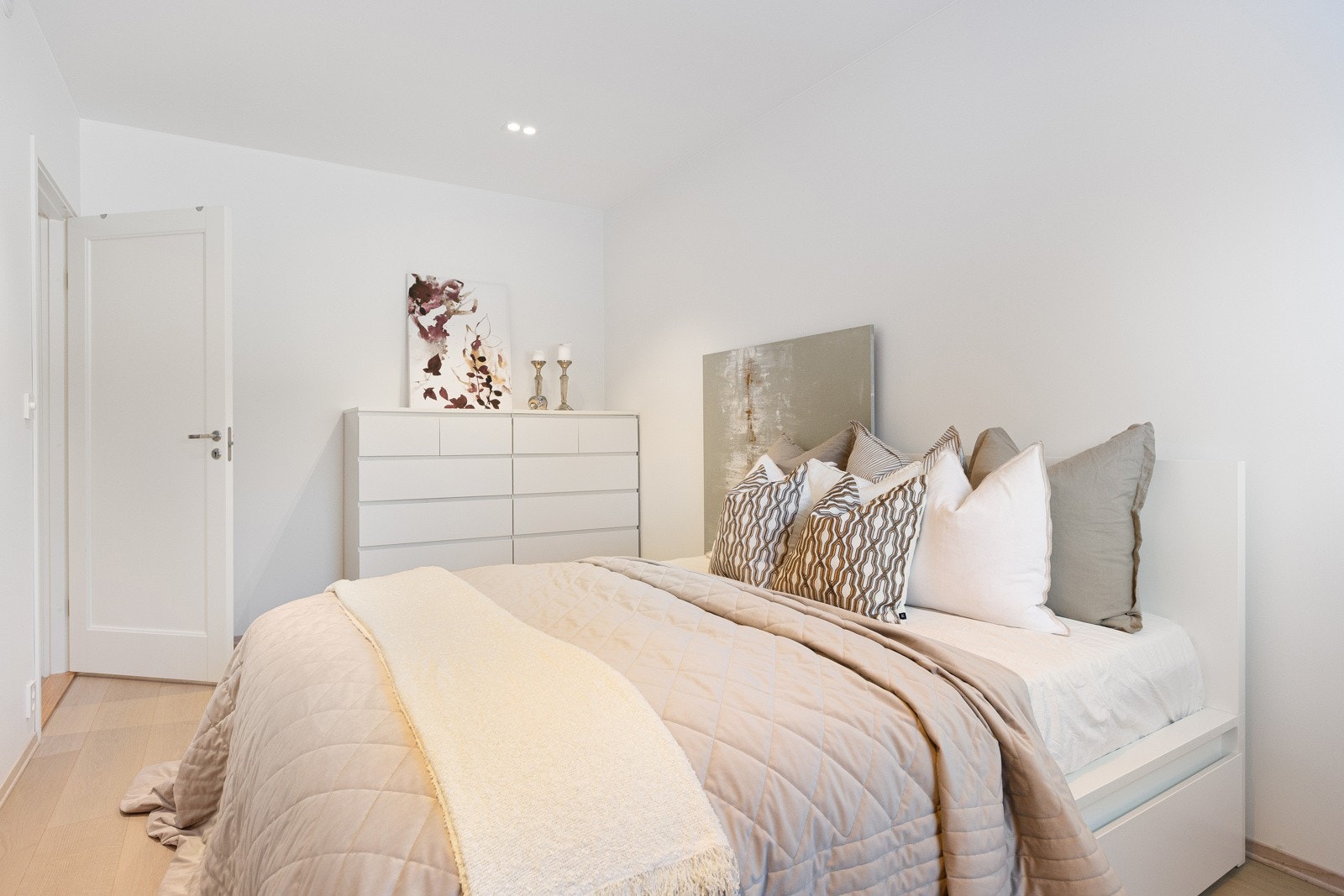 Det er god plass til dobbeltseng, nattbord og oppbevaringsmøblement. Galleribilde