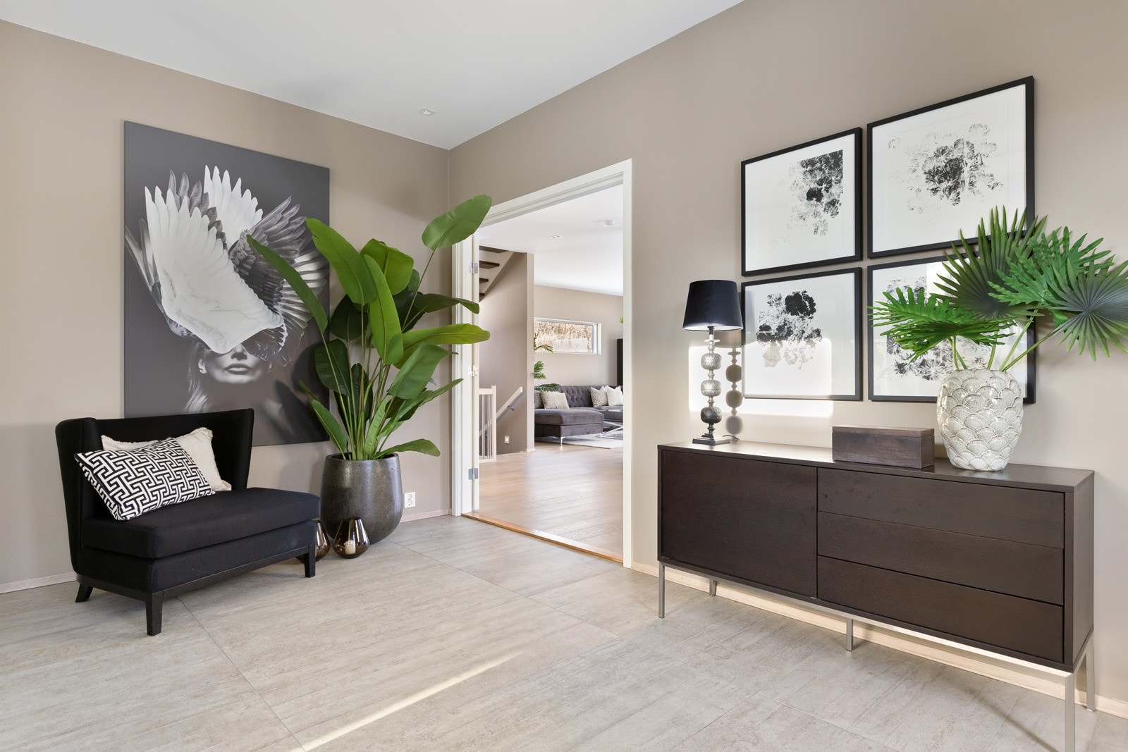 Det flislagte gulvet med vannbåren gulvvarme sørger for en behagelig velkomst, mens de stilfulle fargevalgene på veggene gir en lun og moderne atmosfære. Galleribilde