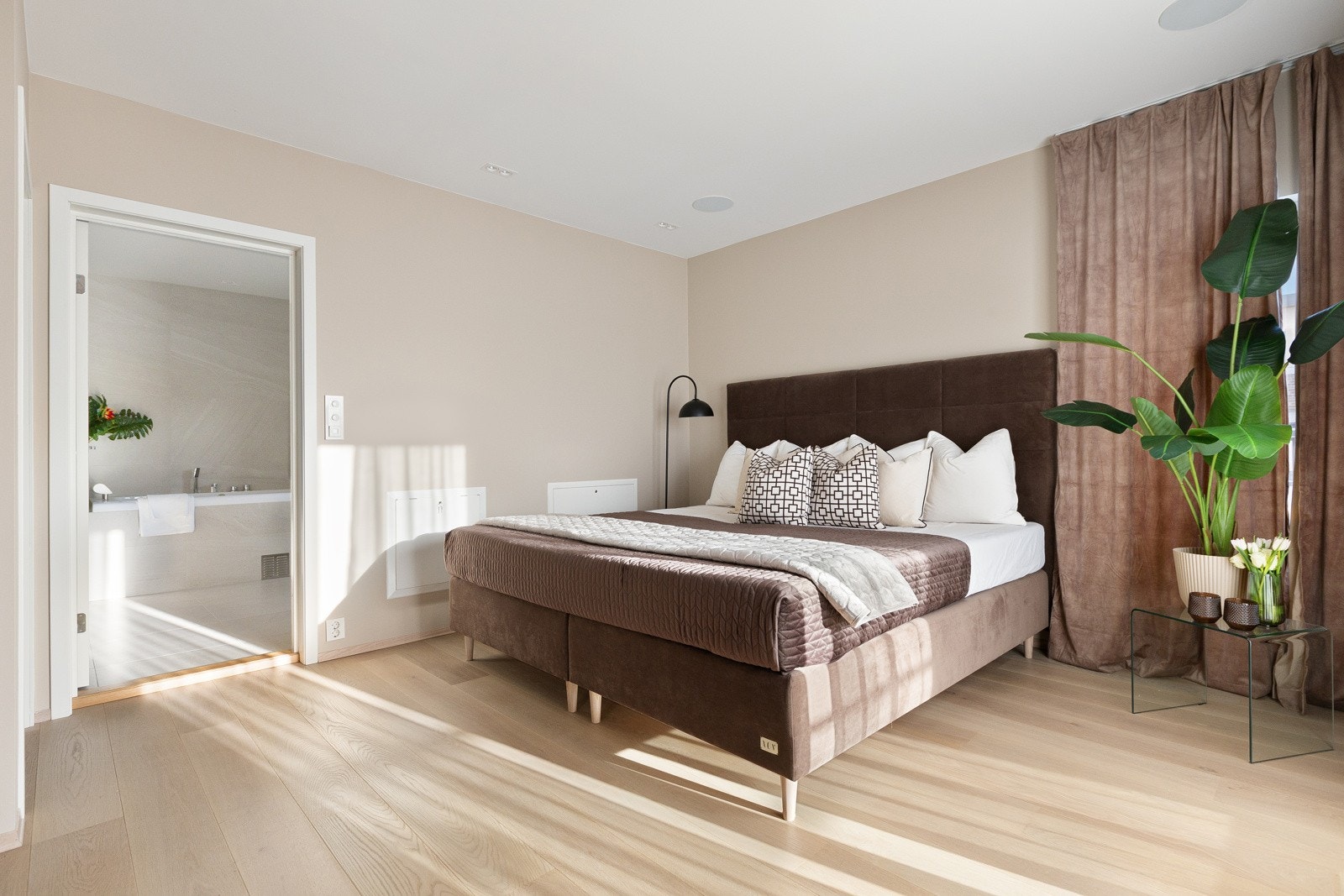 Hovedsoverommet har utgang til en herlig balkong på ca. 10 kvm og inngang til et lekkert bad. Galleribilde