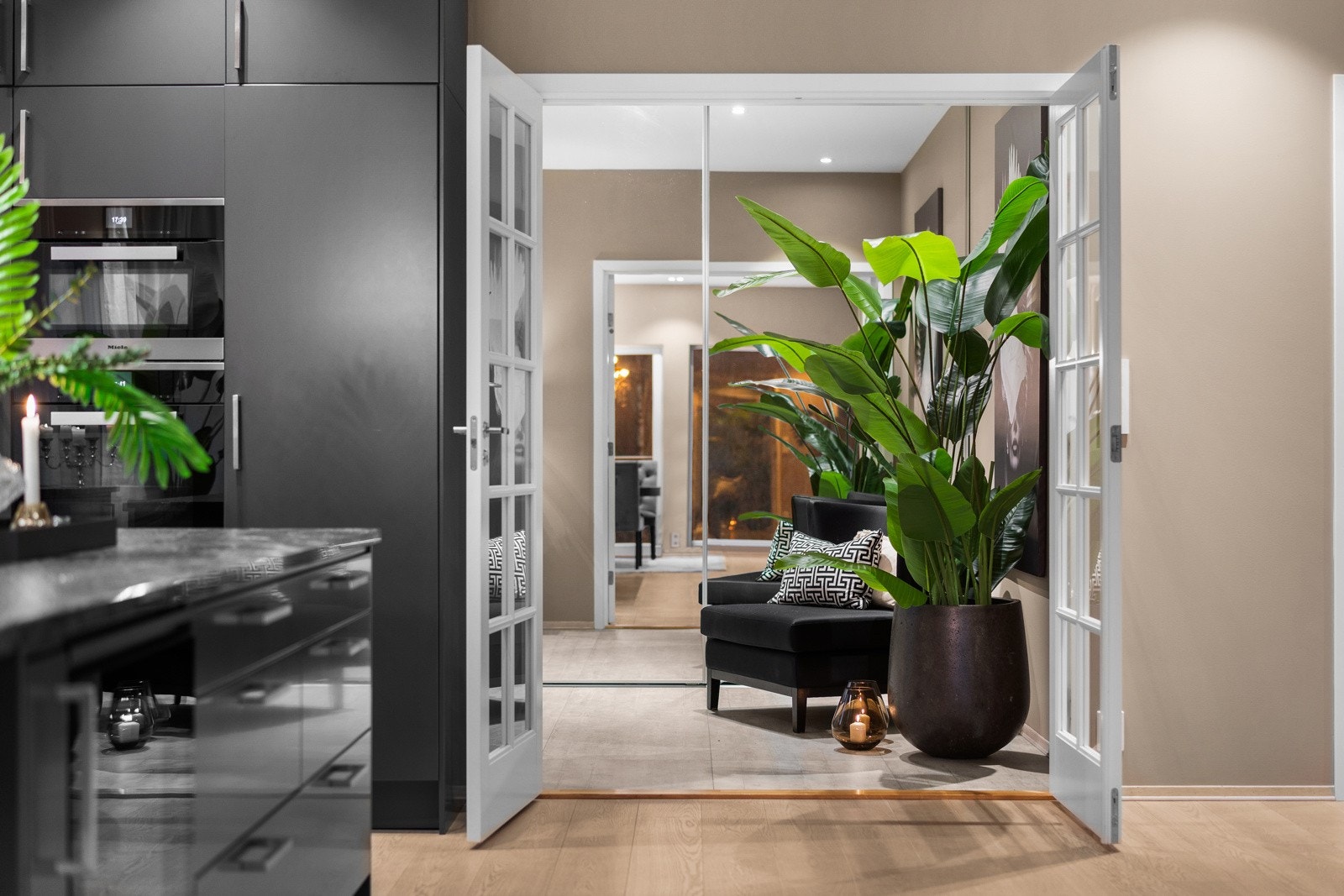 Påkostet parkettgulv med vannbåren gulvvarme sørger for komfort året rundt, mens de moderne, malte overflatene og downlights i himlingen gir et stilrent uttrykk. Galleribilde