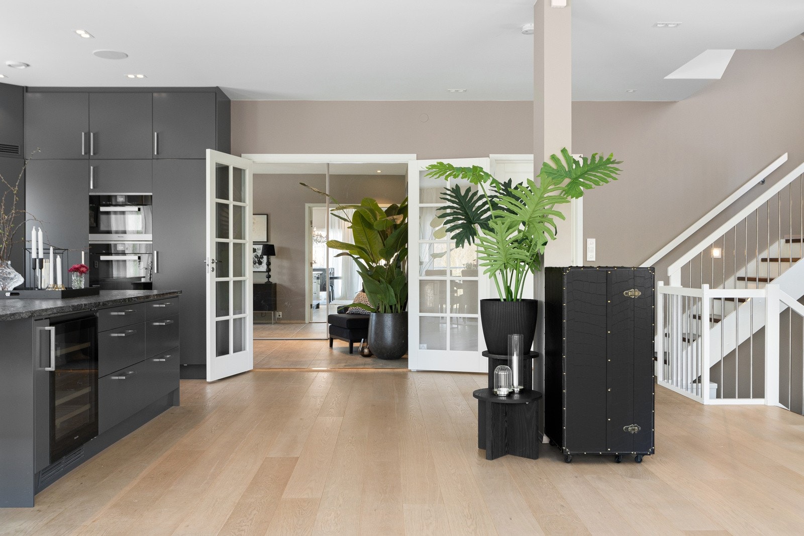 Fra stue/kjøkken er det utgang til entré, tv-stuen og trapp til 2. etasje. Galleribilde