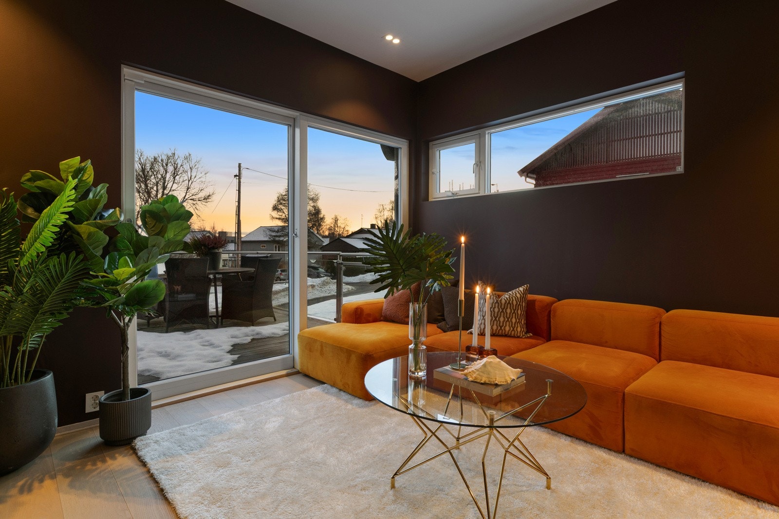 En fleksibel og gjennomtenkt TV-stue med ekstra lydisolering og moderne tekniske løsninger, som gir en optimal opplevelse for film- og musikkentusiaster. Galleribilde