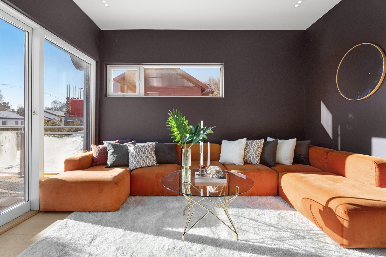 Her er det god plass til sofaseksjon og tilhørende møblement. Galleribilde