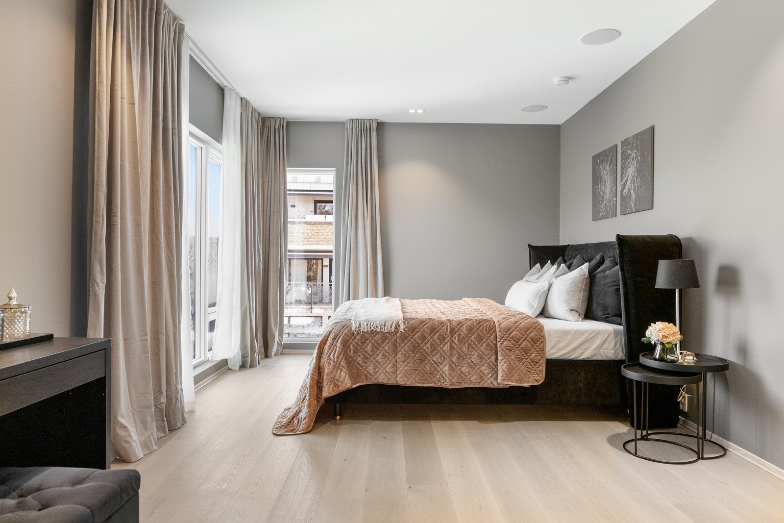 Soverommet har store vindusflater som gir fantastisk utsikt mot Marka. Galleribilde